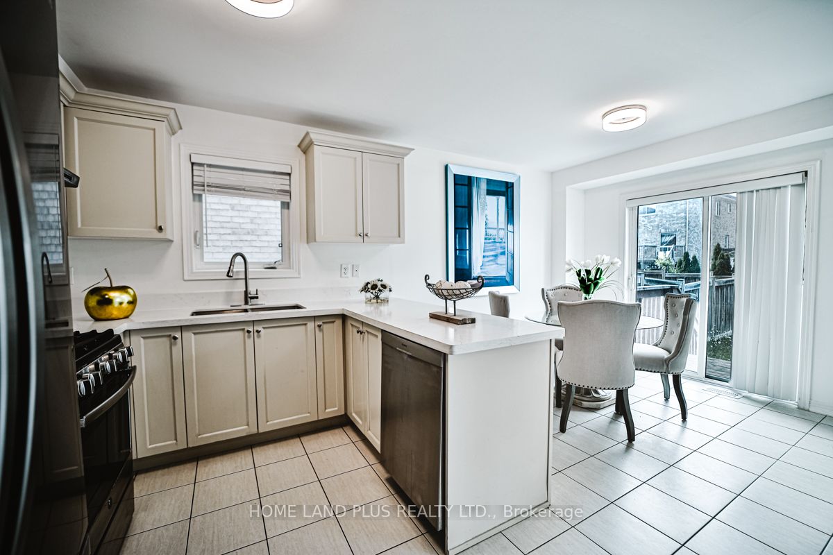 327 Dowson Loop