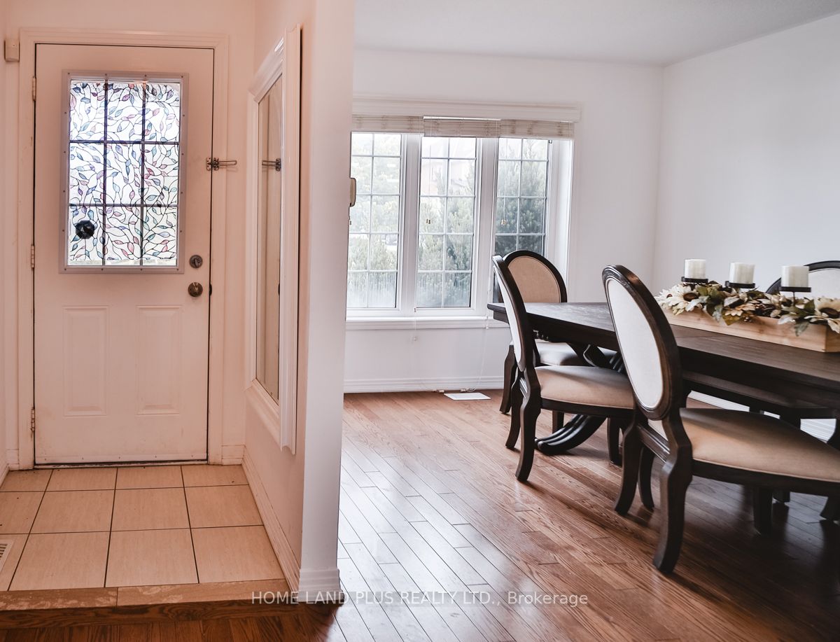 327 Dowson Loop