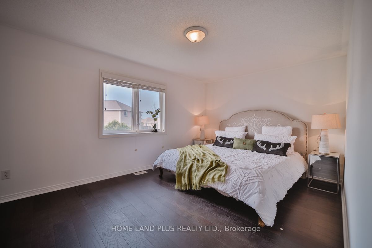 327 Dowson Loop