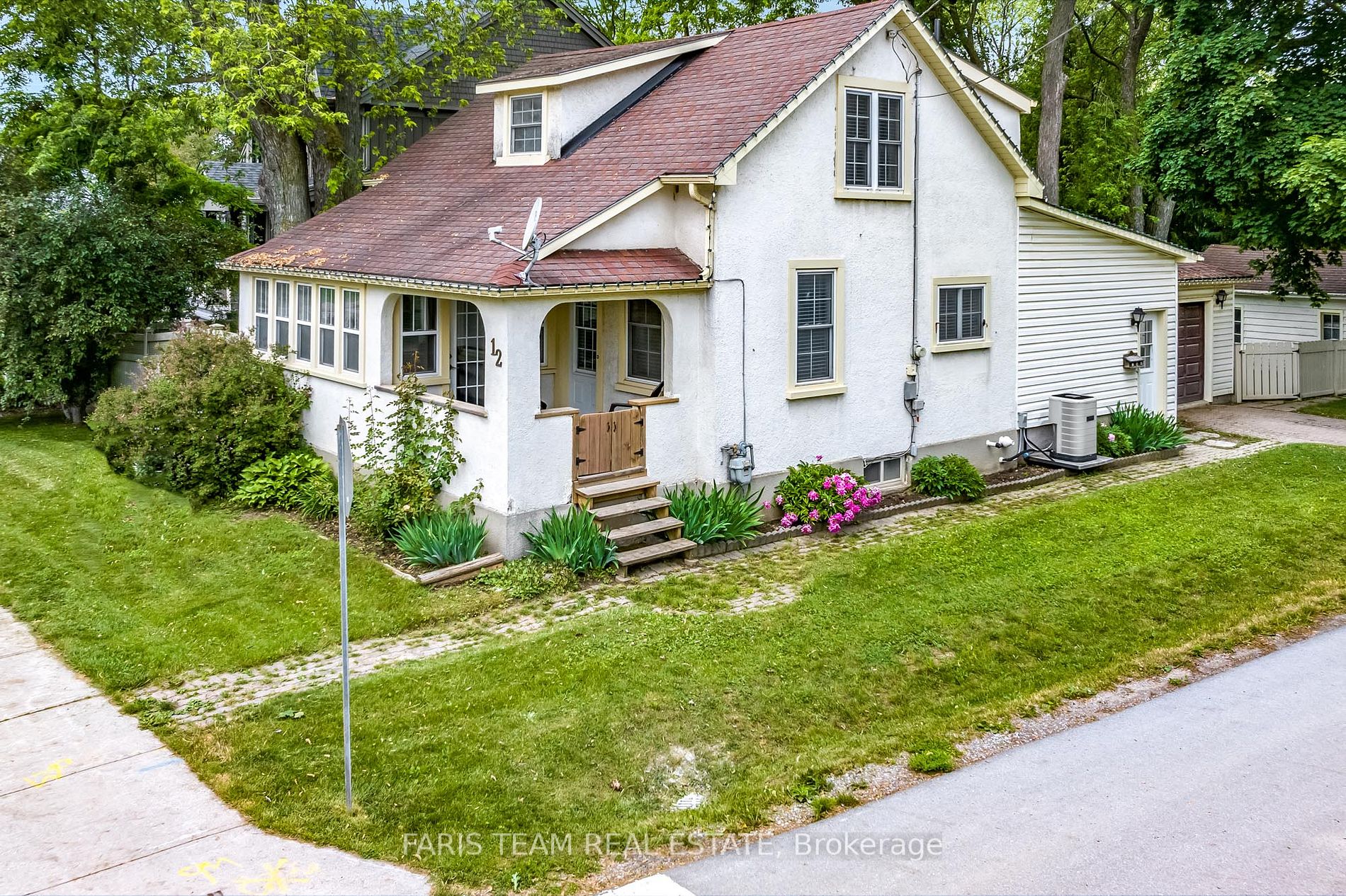 12 Victoria St W