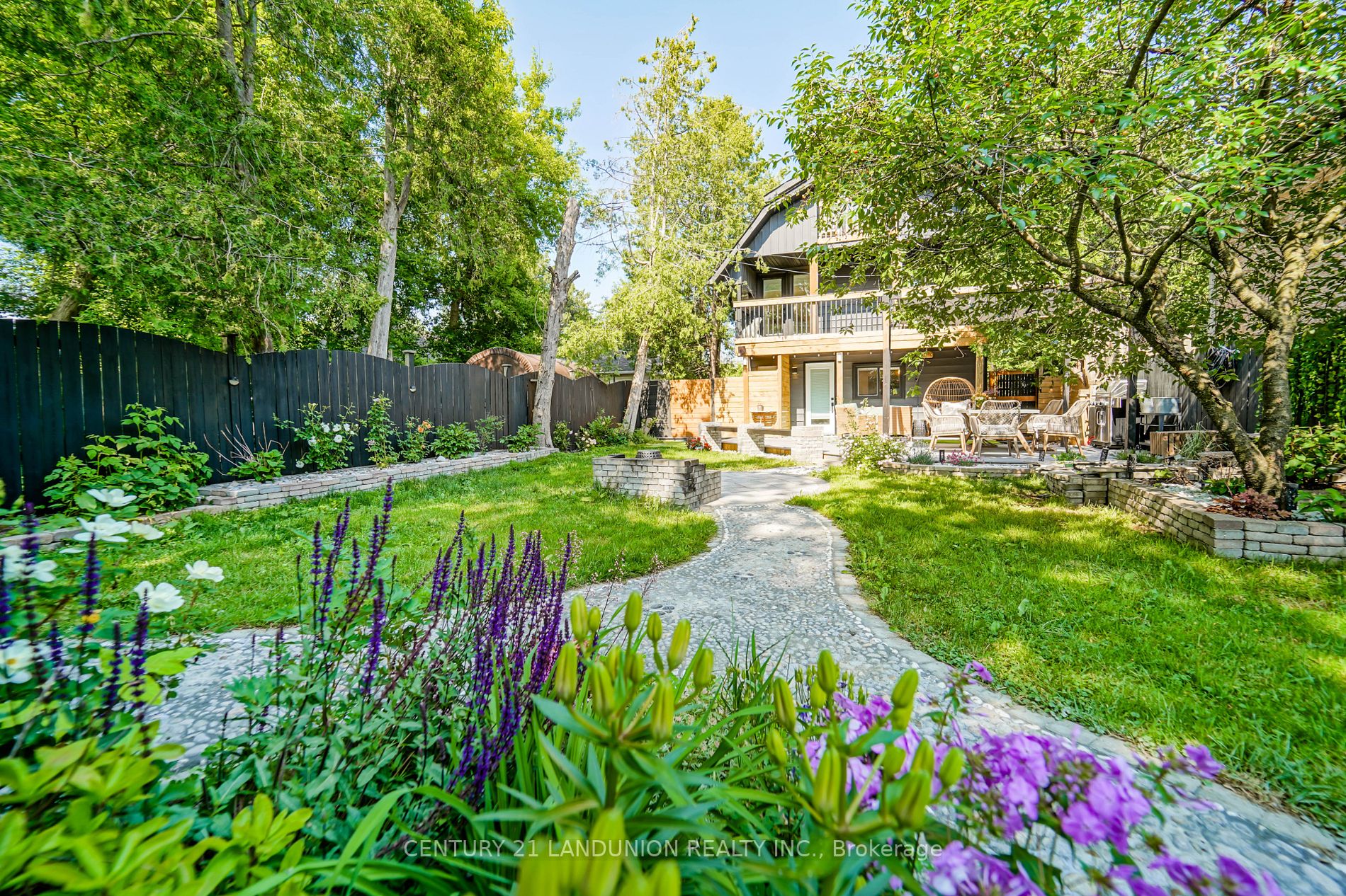 160 Olde Bayview Avenue