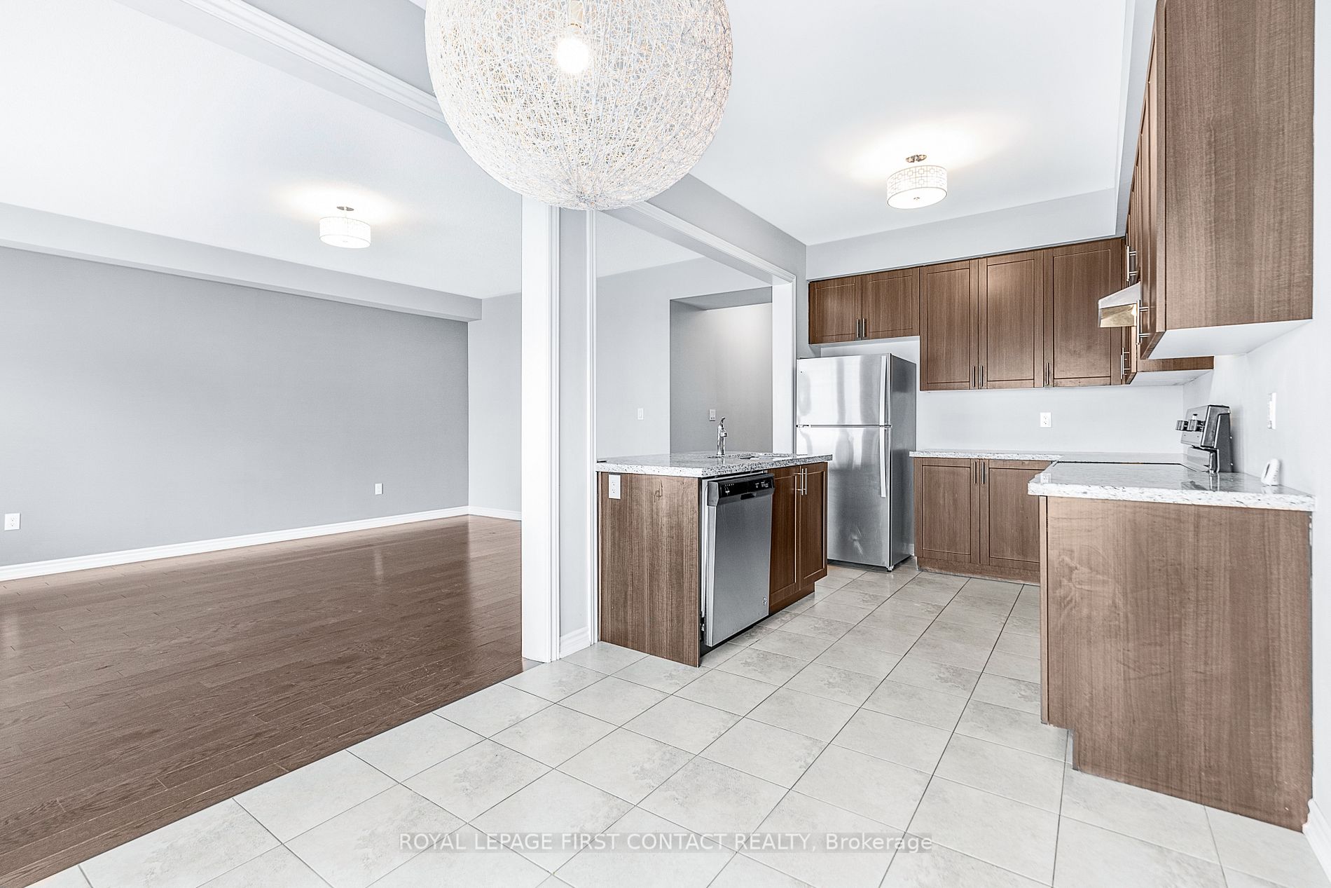 1489 Farrow Cres