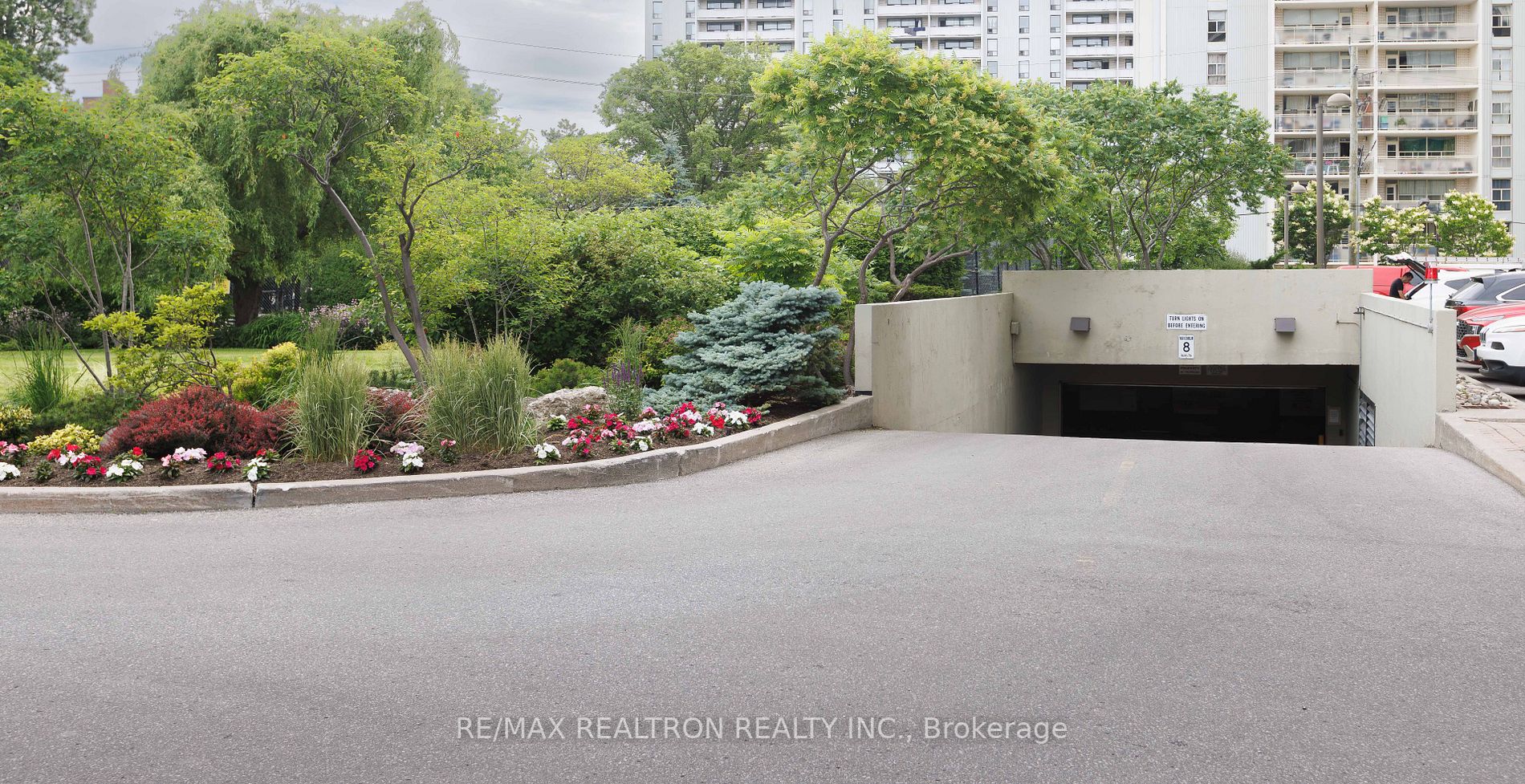 8111 Yonge St, #Ph04