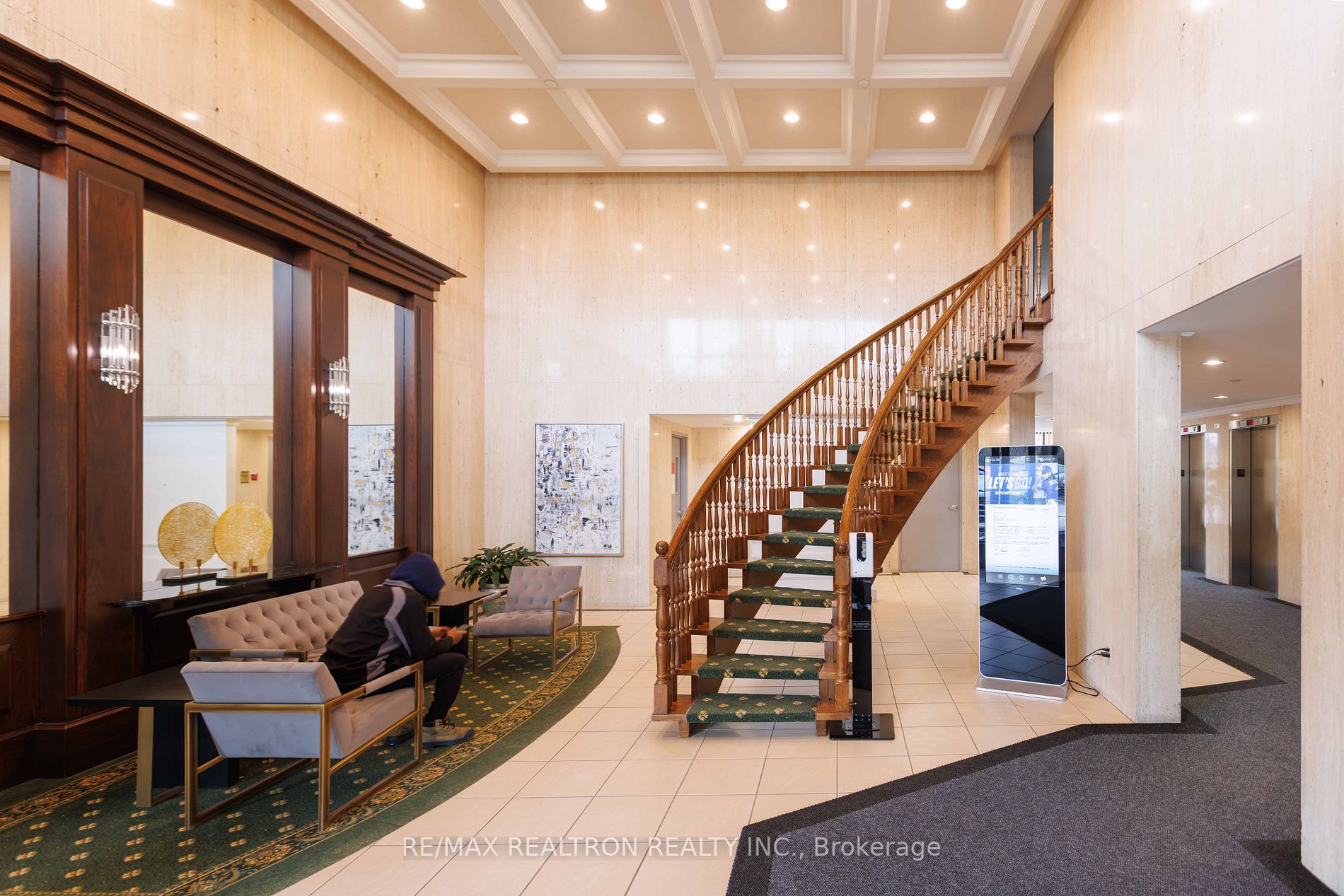 8111 Yonge St, #Ph04