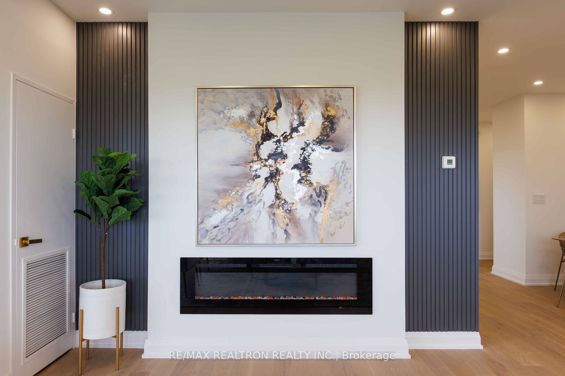 8111 Yonge St, #Ph04