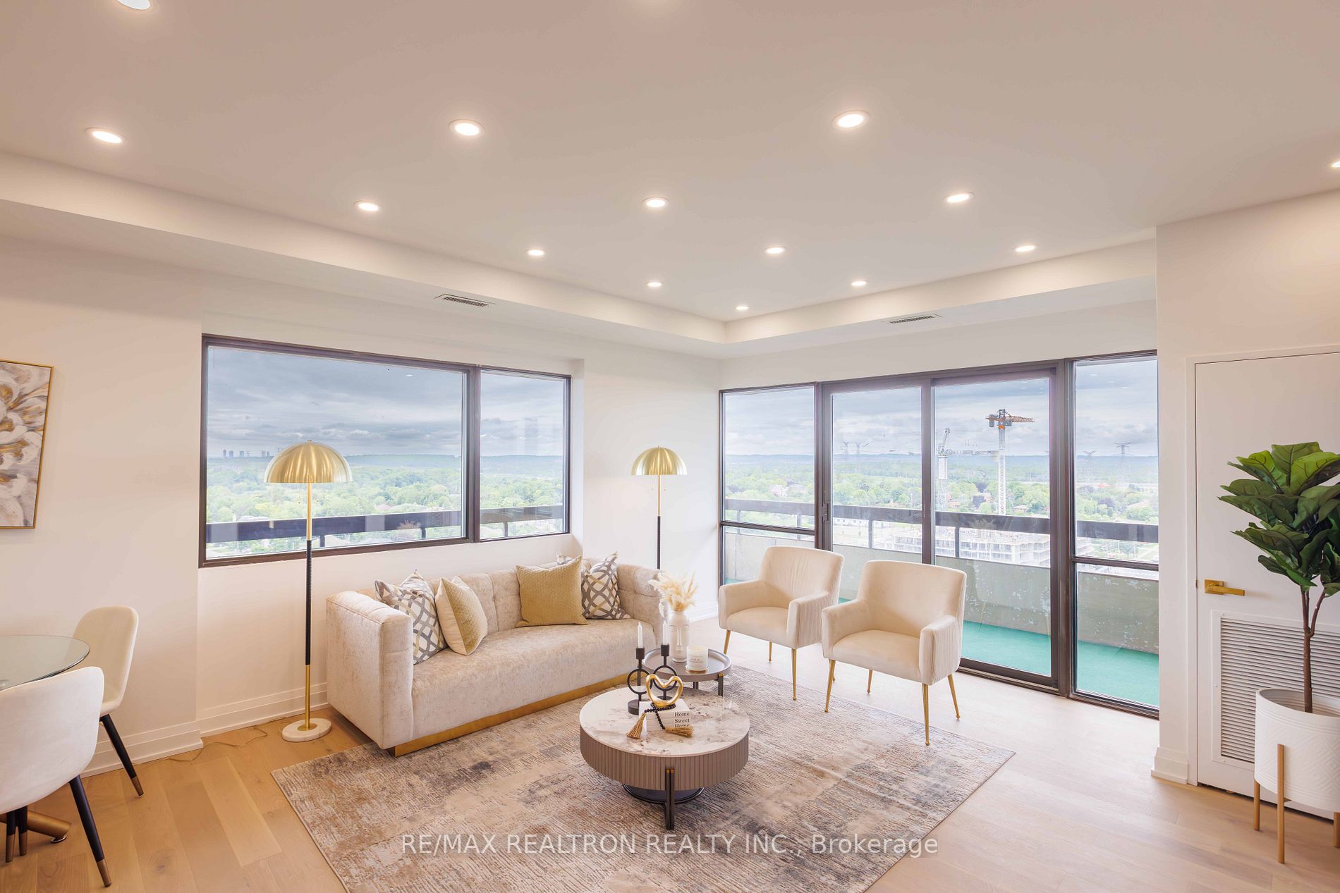 8111 Yonge St, #Ph04