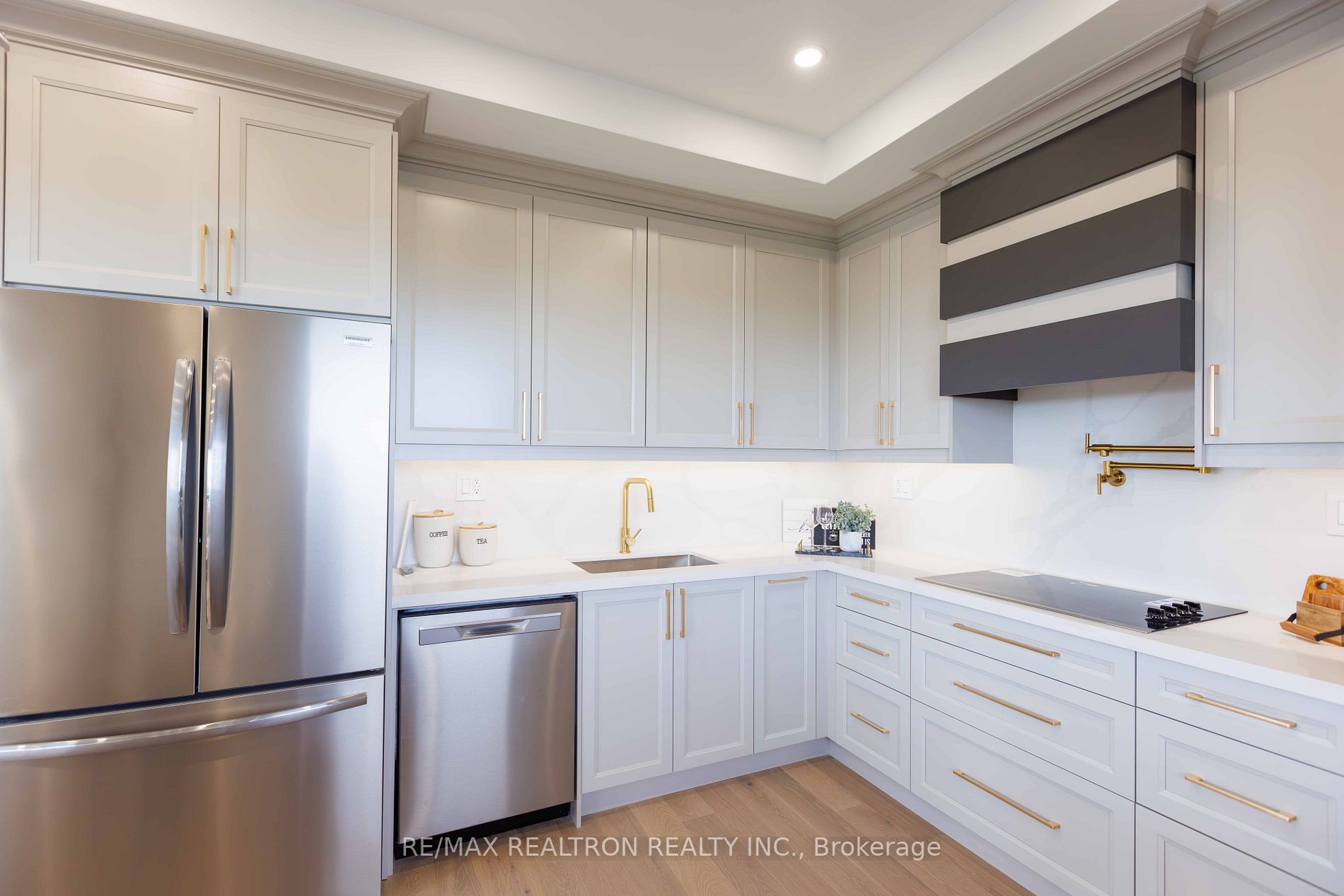 8111 Yonge St, #Ph04