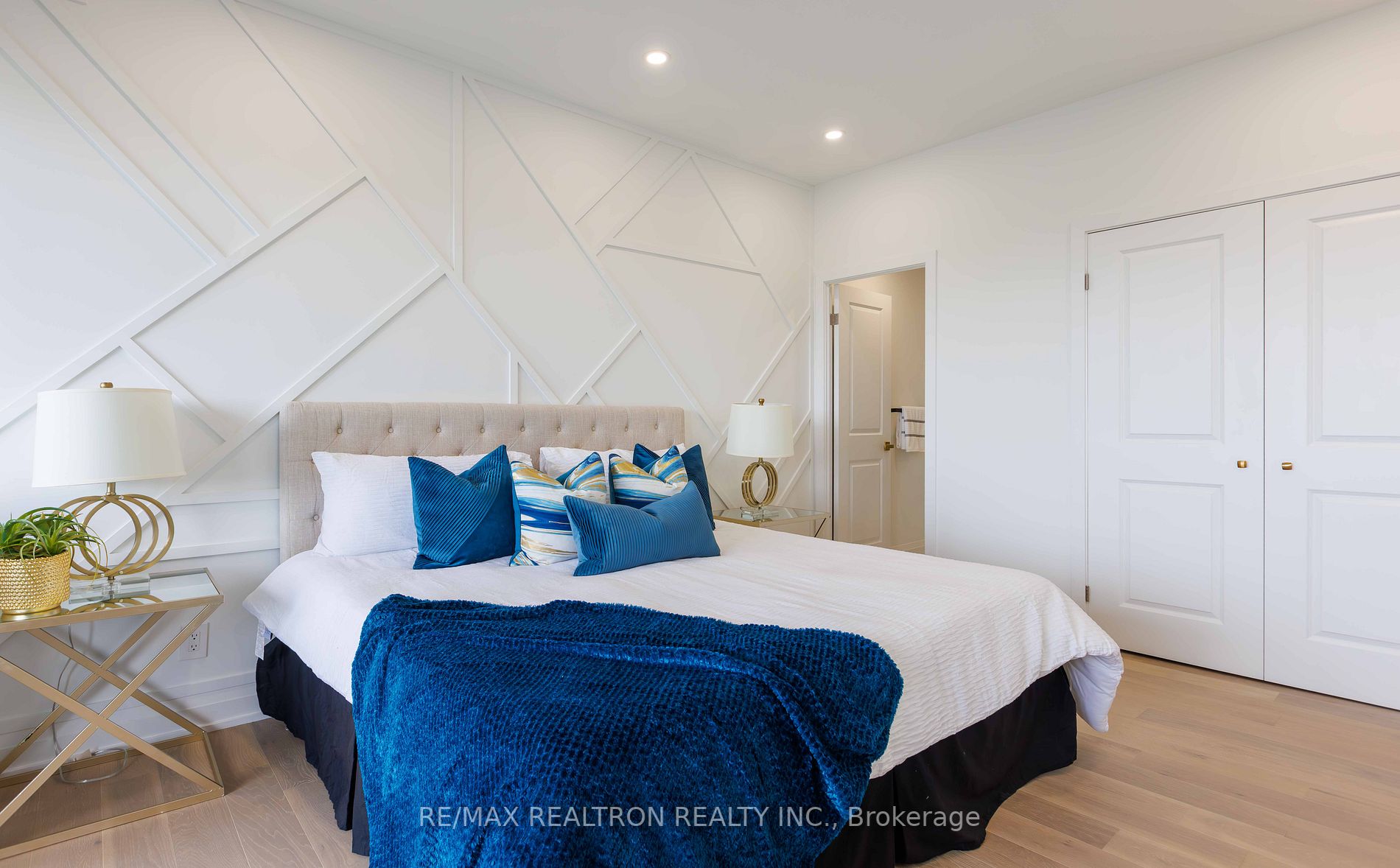 8111 Yonge St, #Ph04