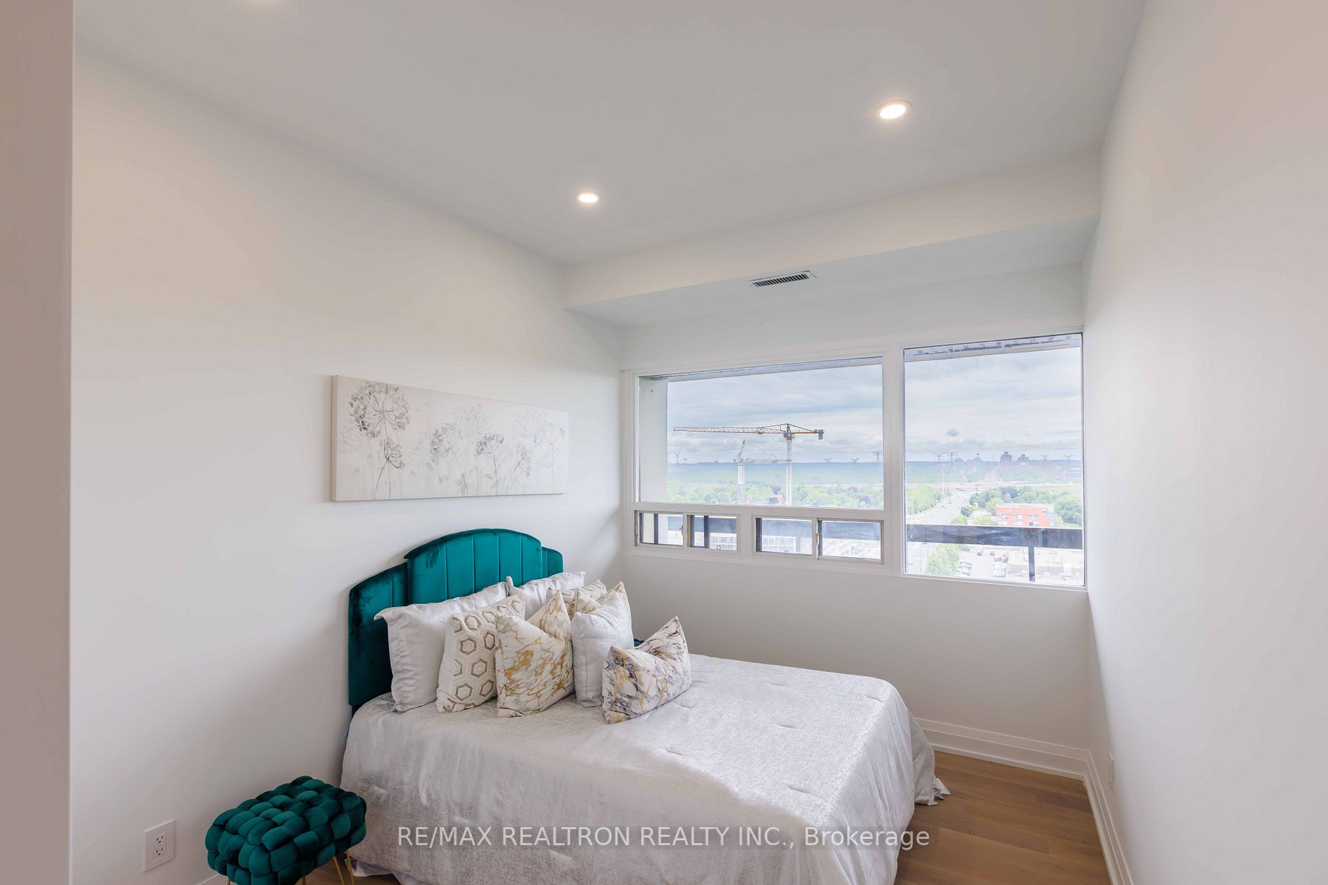 8111 Yonge St, #Ph04