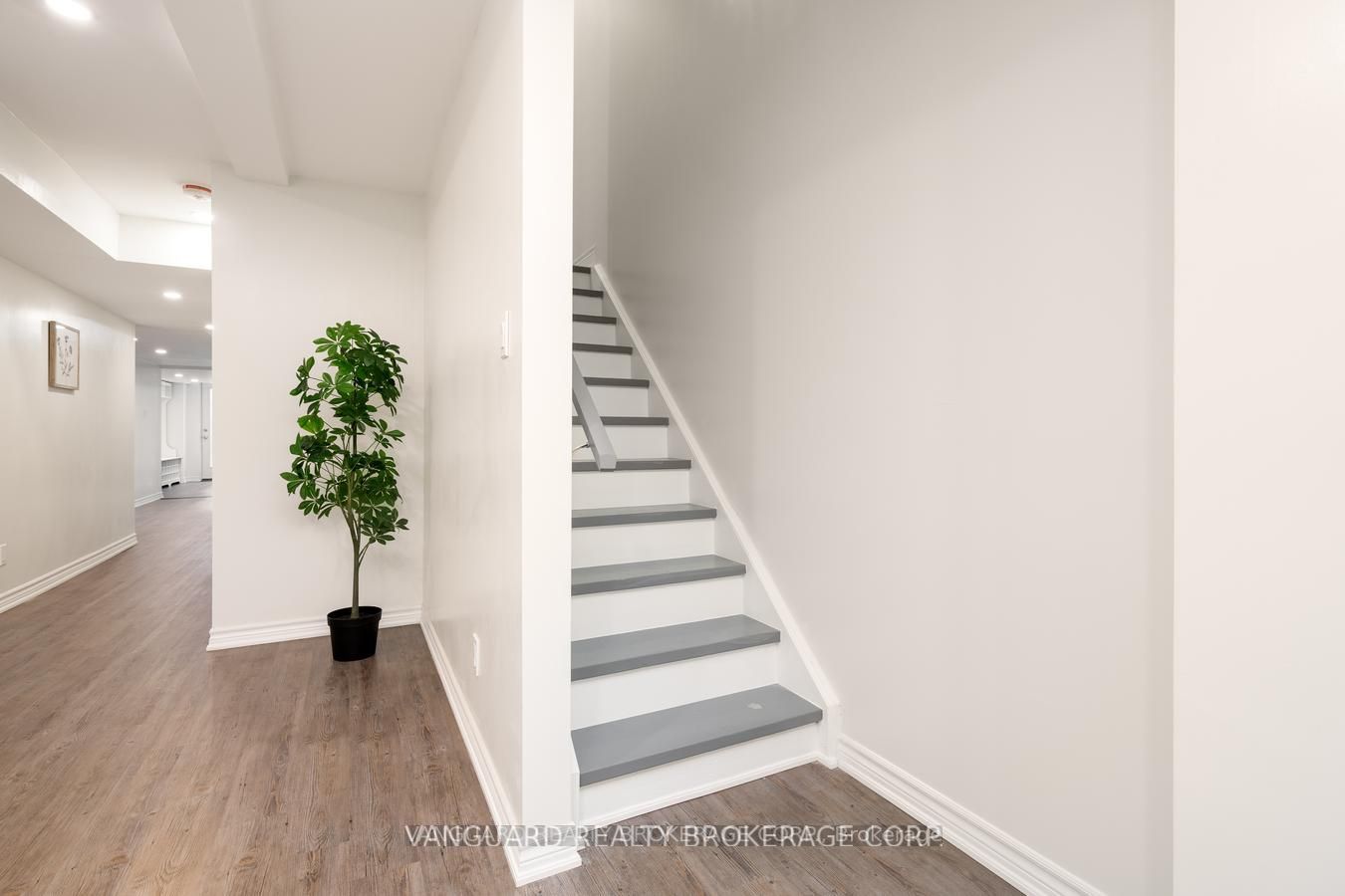 38 Dunrobin Cres