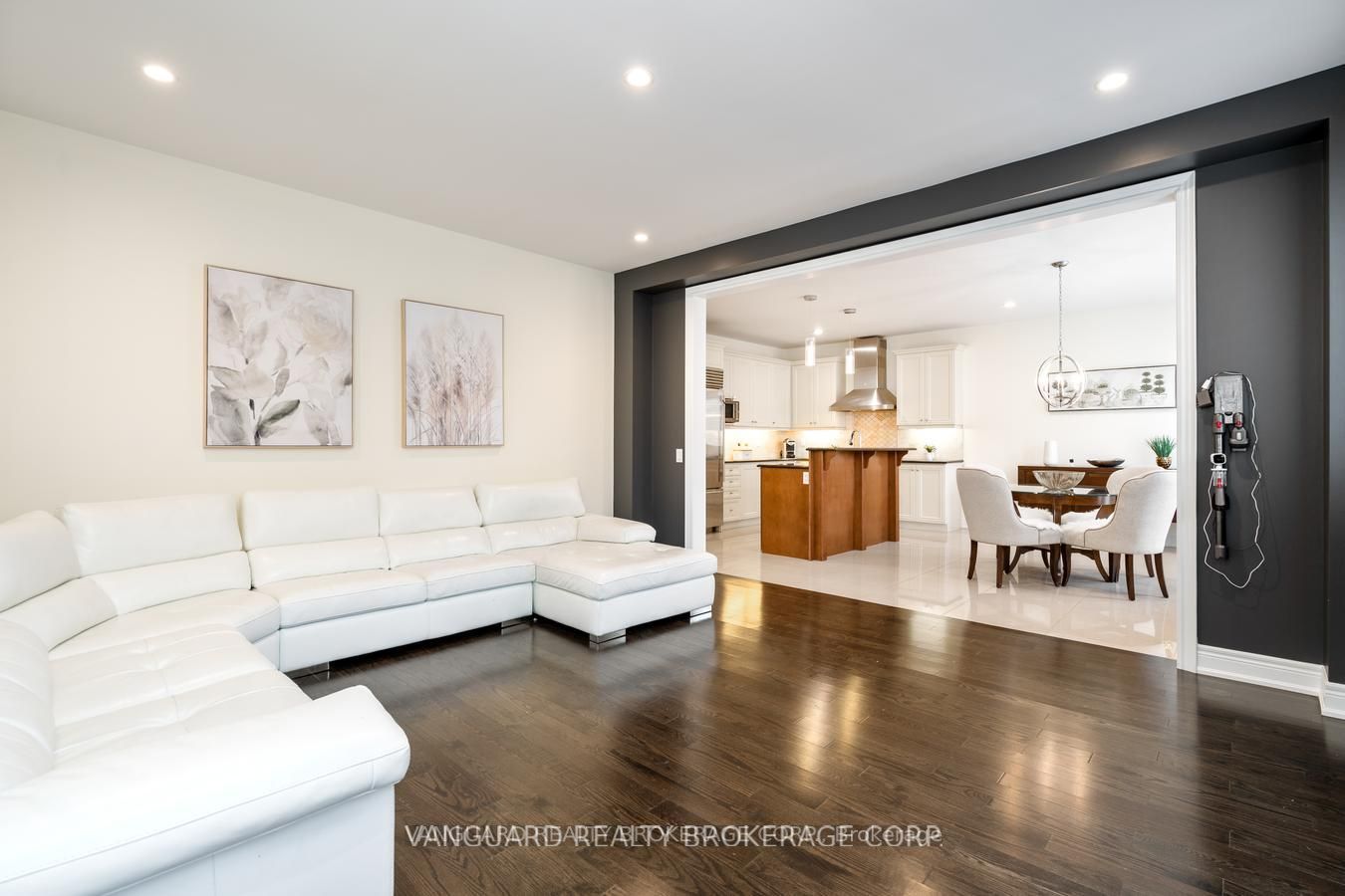 38 Dunrobin Cres