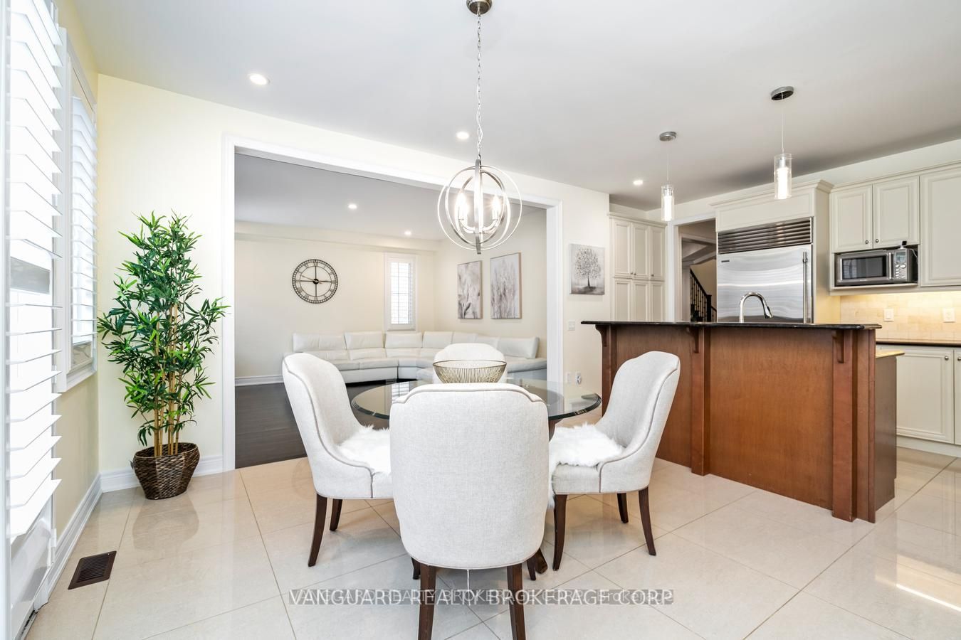 38 Dunrobin Cres