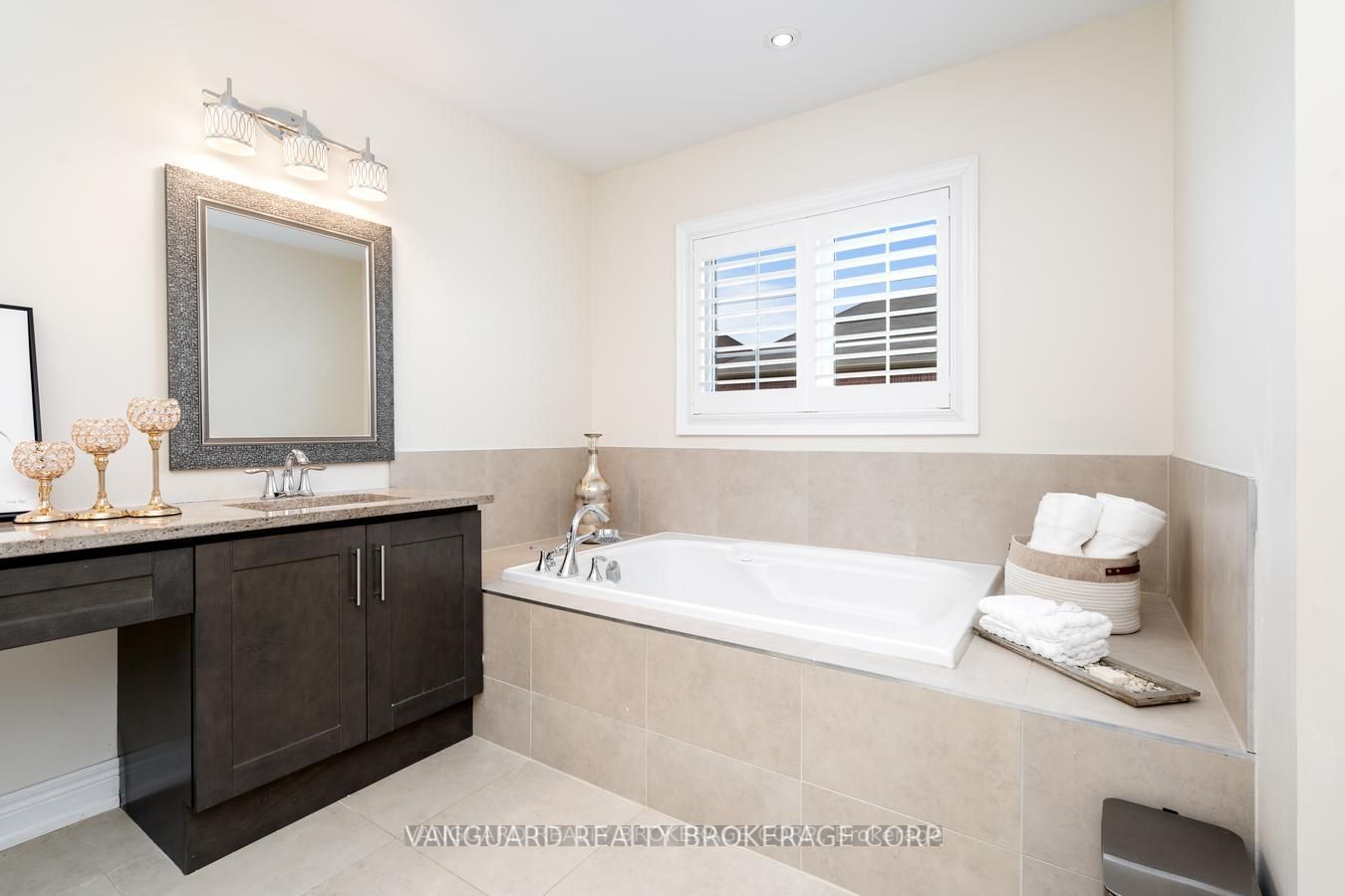 38 Dunrobin Cres
