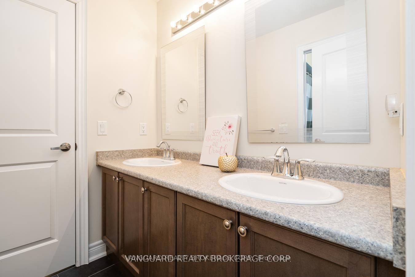 38 Dunrobin Cres