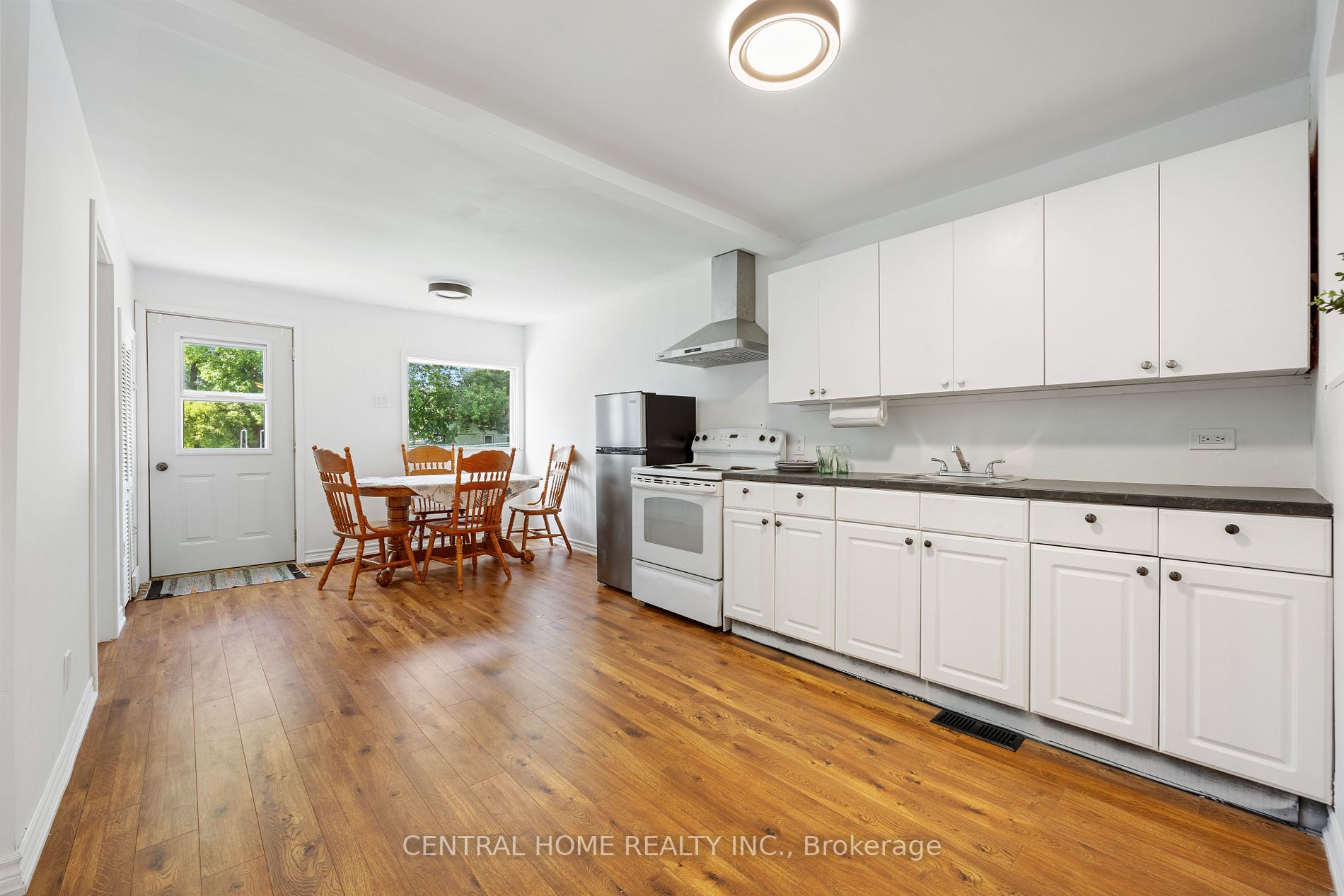 208 Bayview Ave
