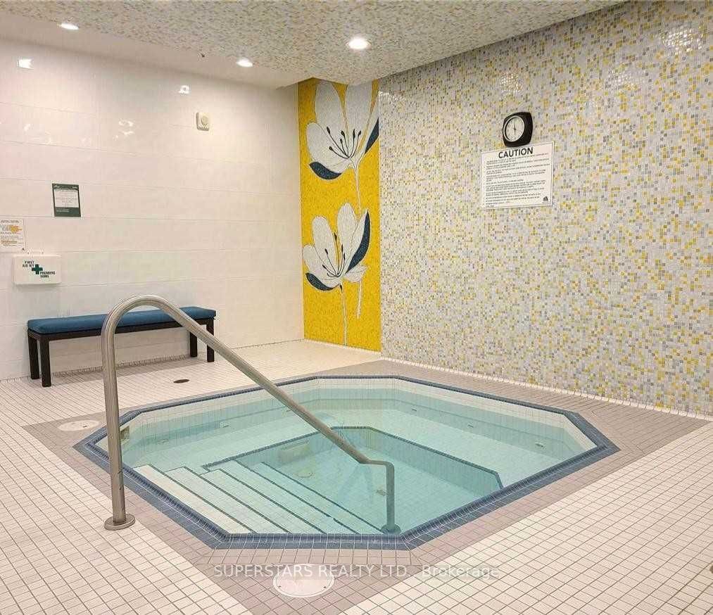 376 Highway 7 E, #221