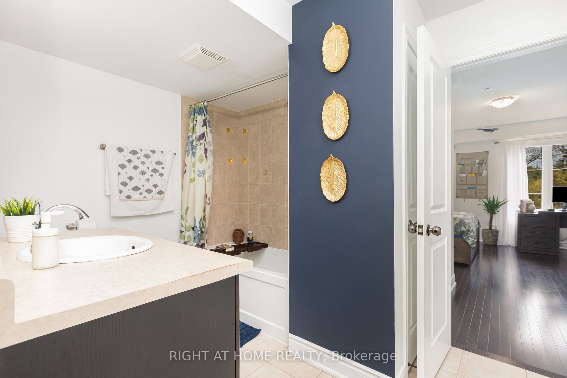 1331 Major Mackenzie Dr, #124