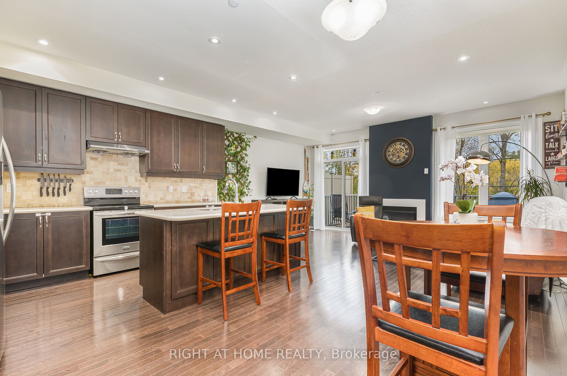 1331 Major Mackenzie Dr, #124