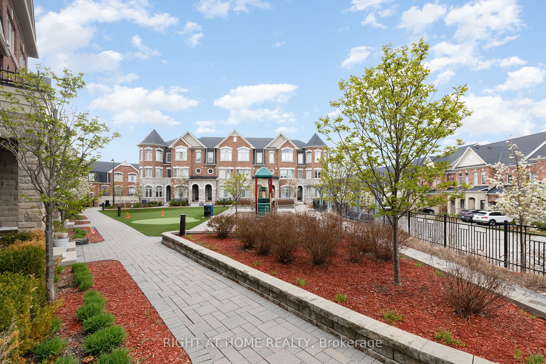 1331 Major Mackenzie Dr, #124