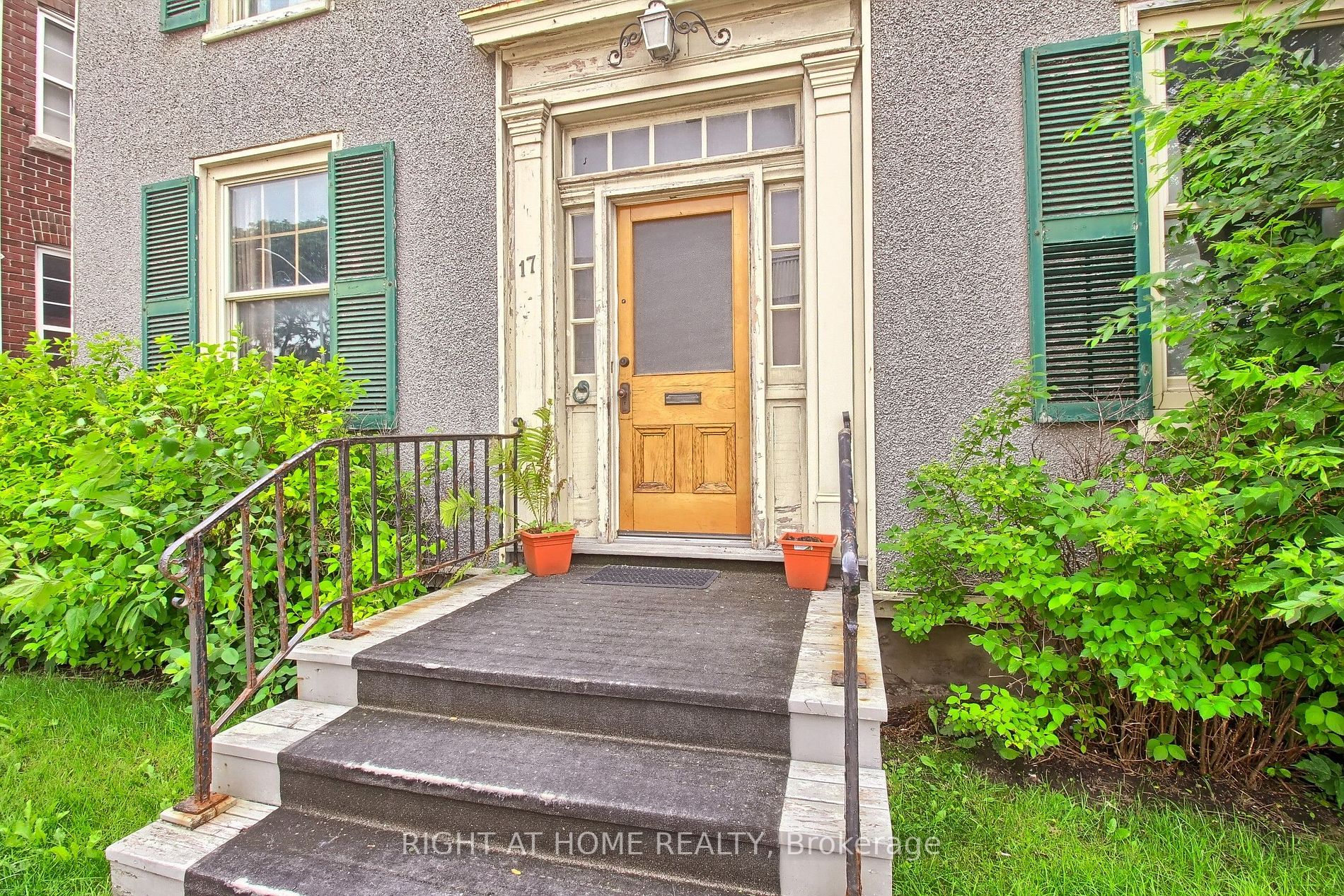 17 Wellington St E