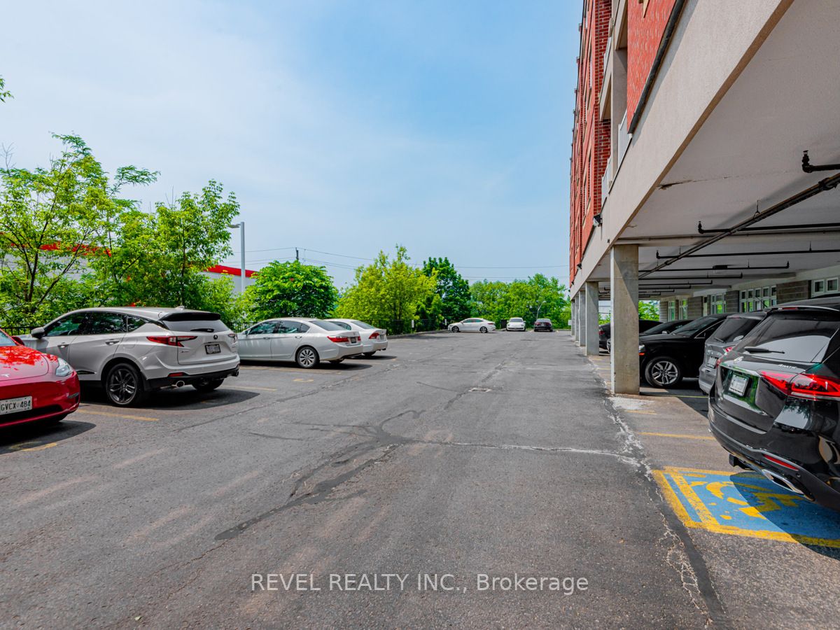 15450 Yonge St, #402