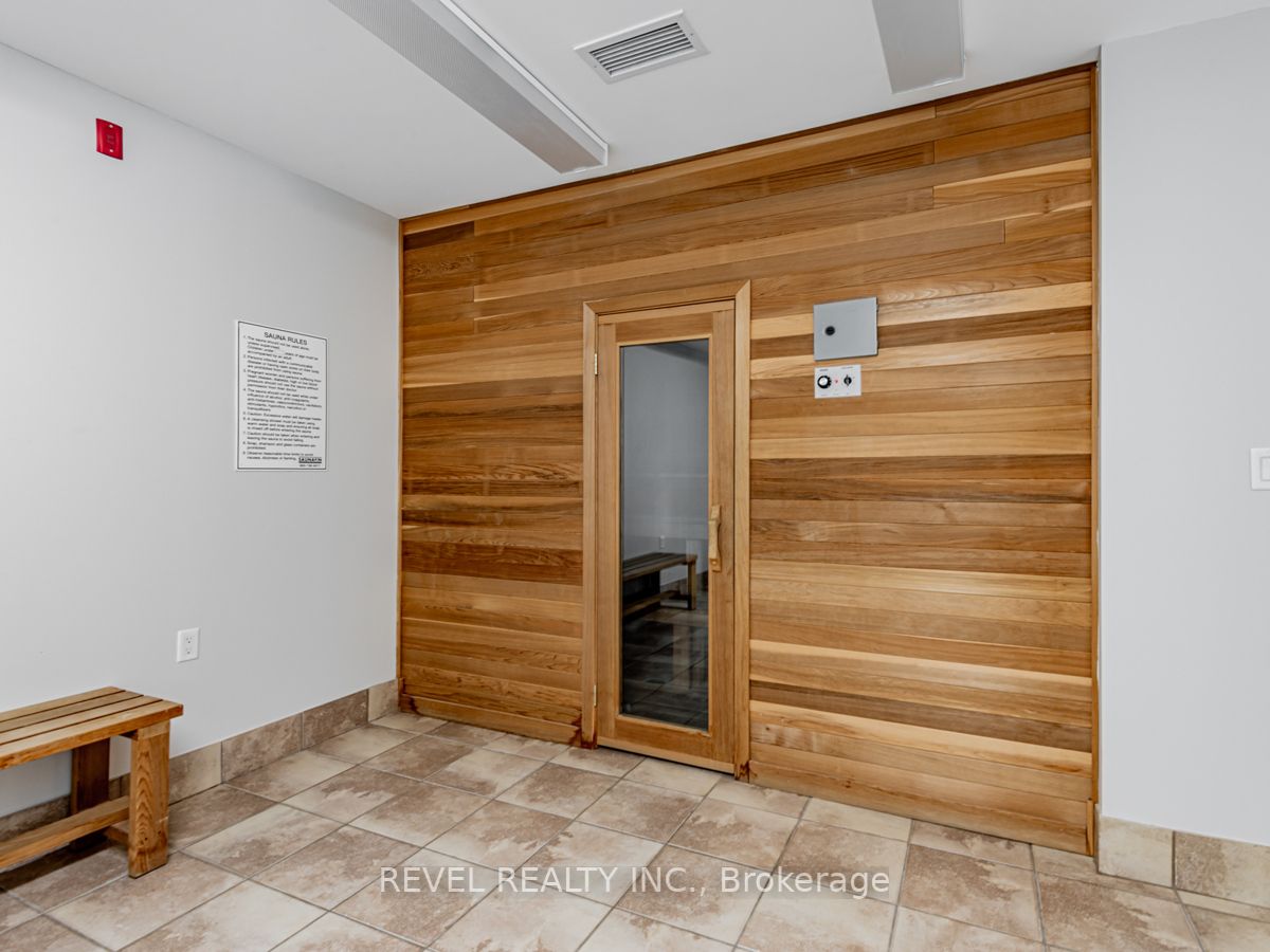 15450 Yonge St, #402