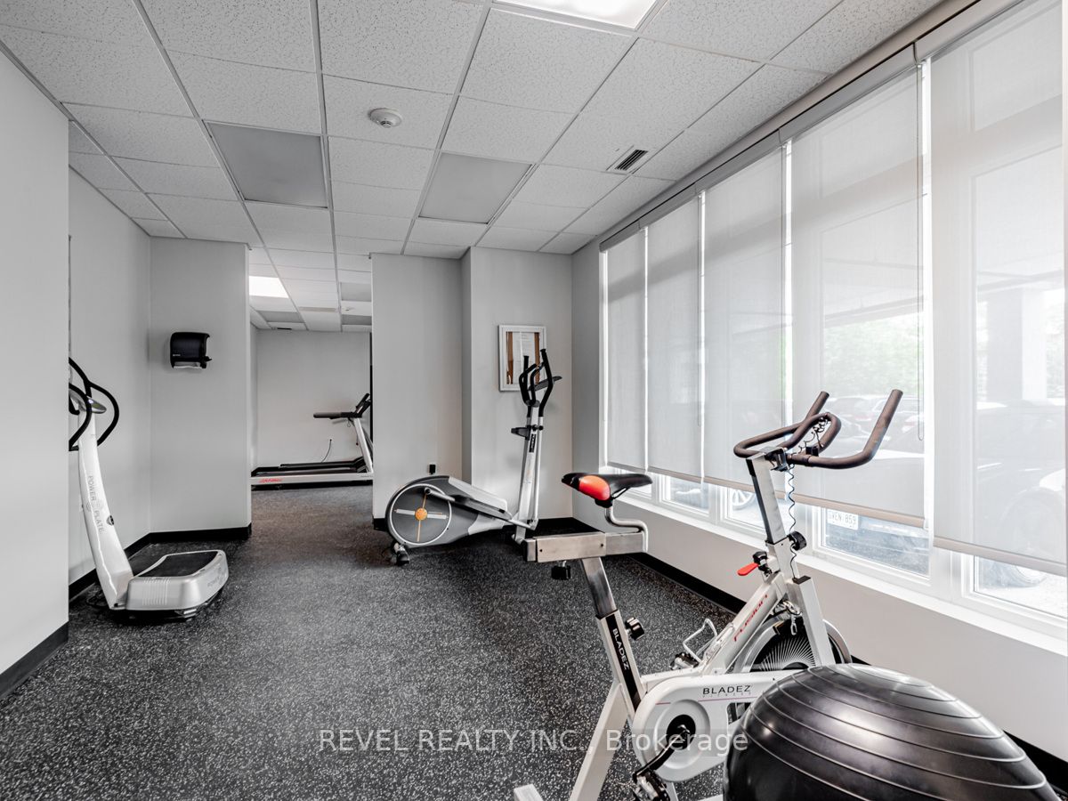 15450 Yonge St, #402