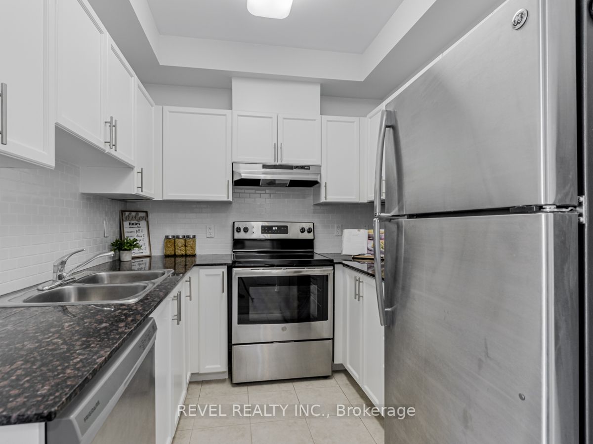 15450 Yonge St, #402