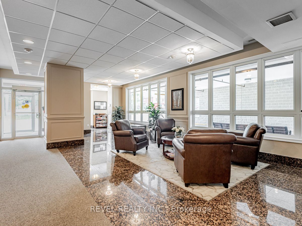 15450 Yonge St, #402