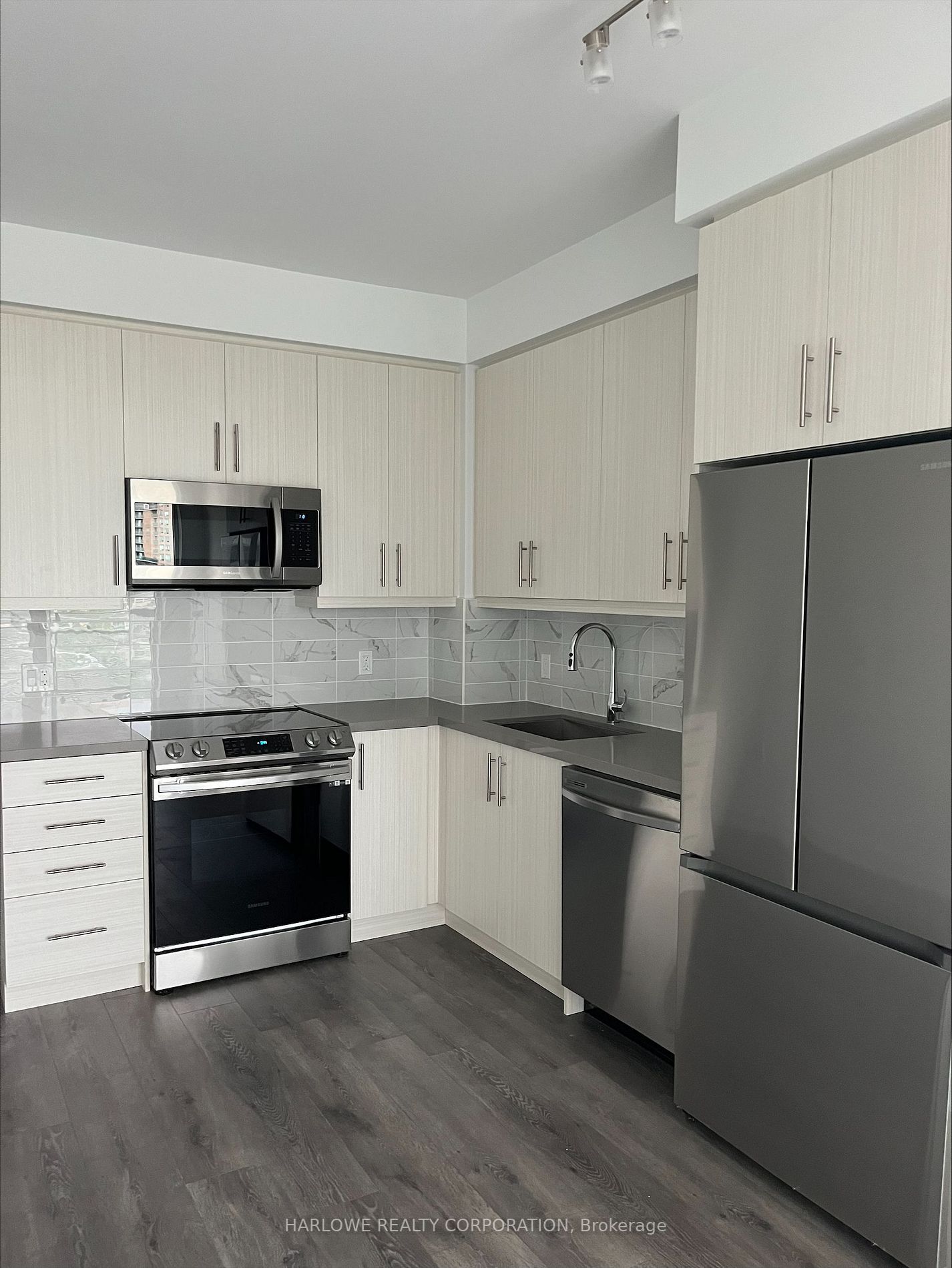 105 Oneida Cres, #406