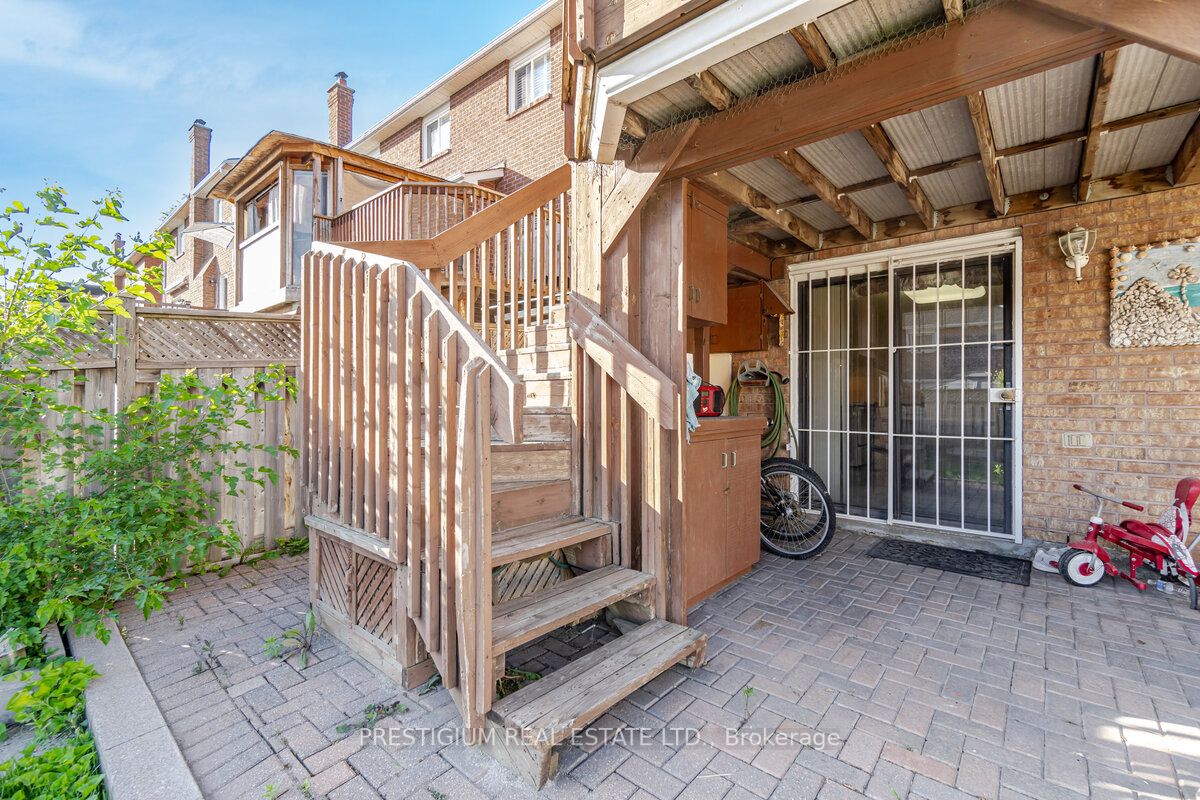 228 Greenock Dr