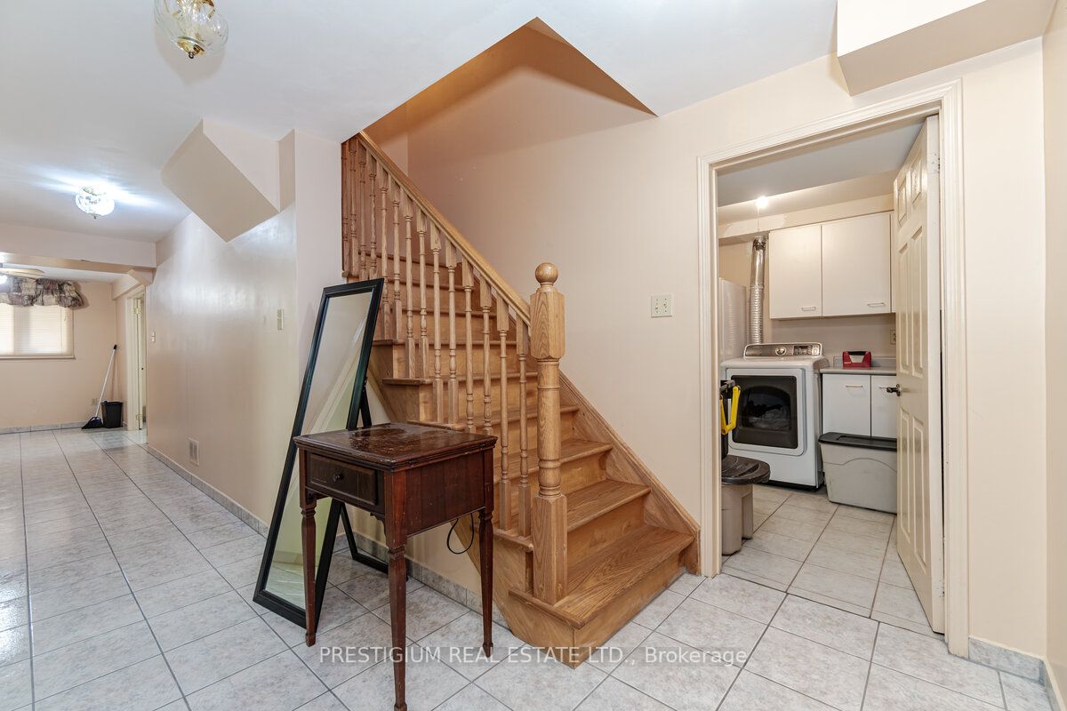 228 Greenock Dr