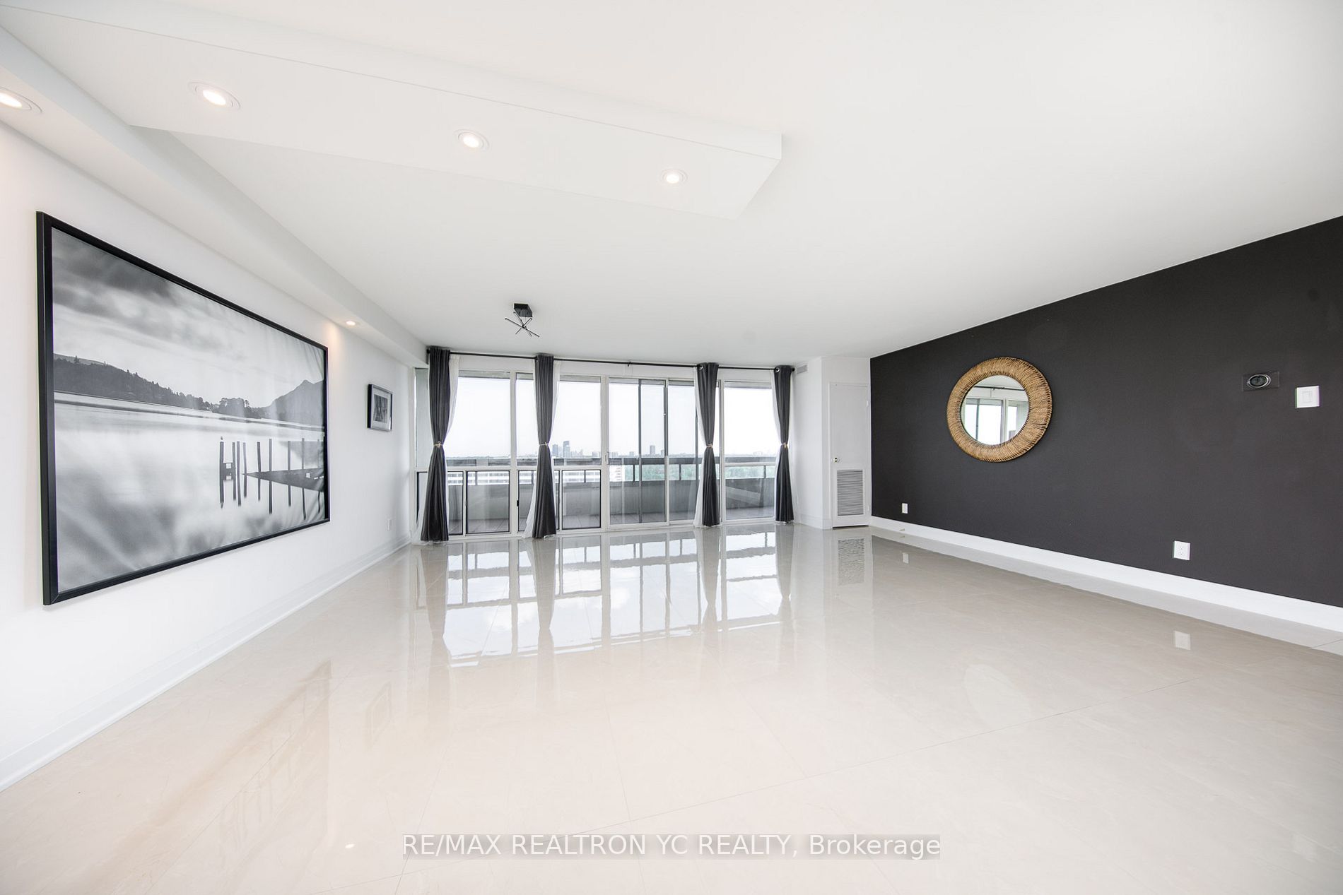 8111 Yonge St, #1712