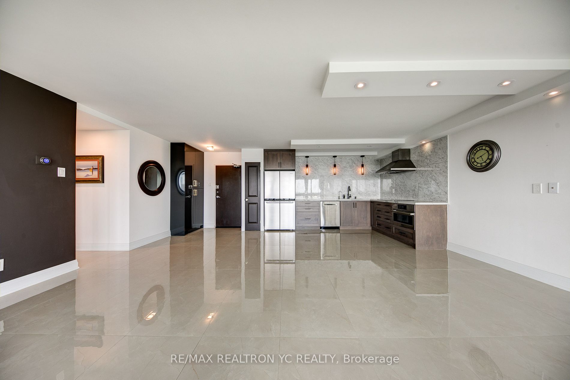 8111 Yonge St, #1712