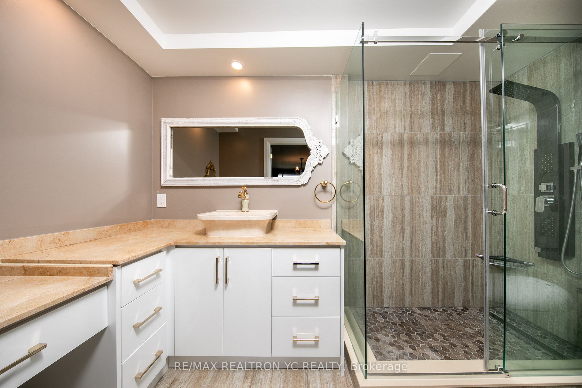 8111 Yonge St, #1712