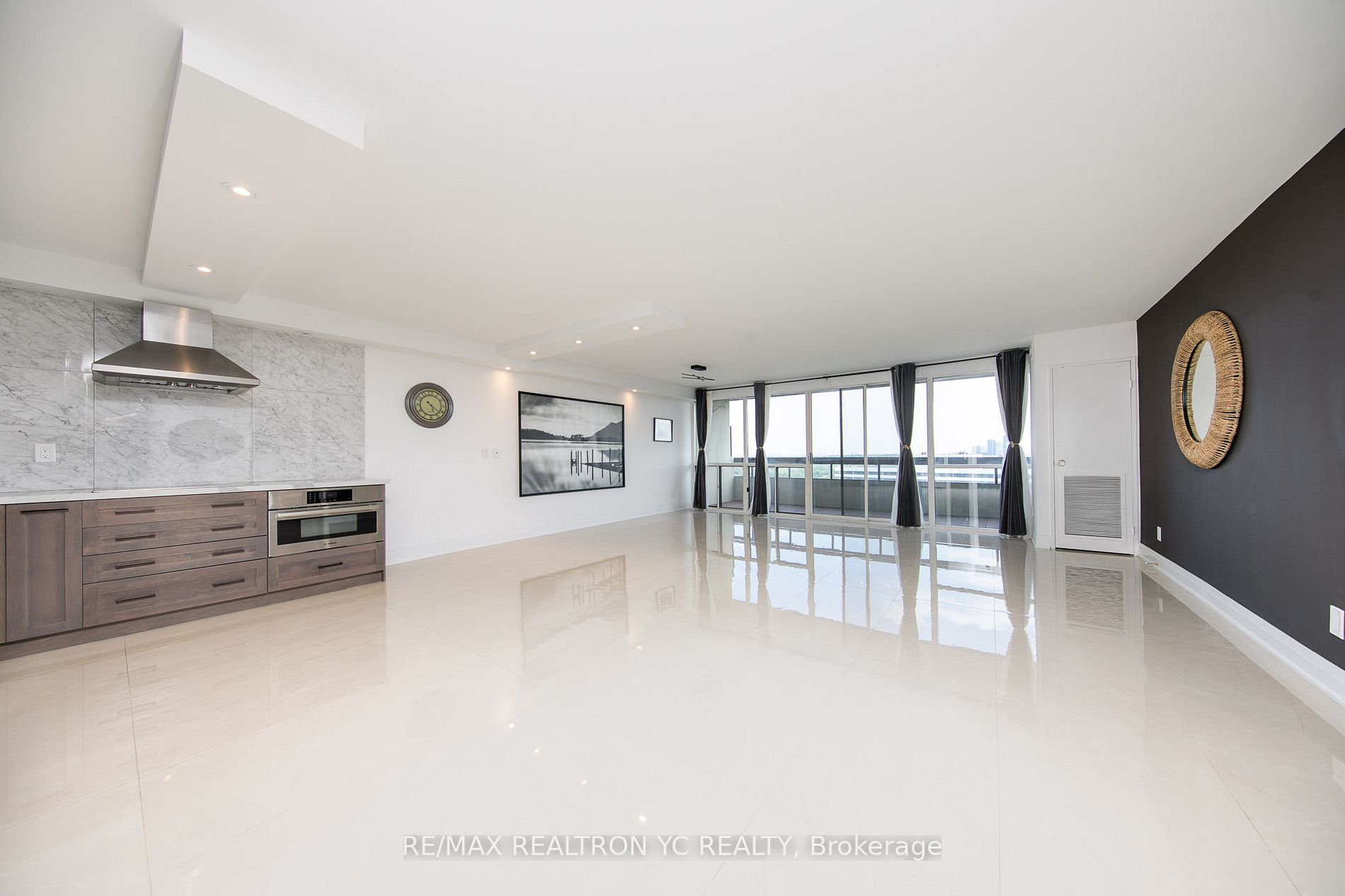 8111 Yonge St, #1712
