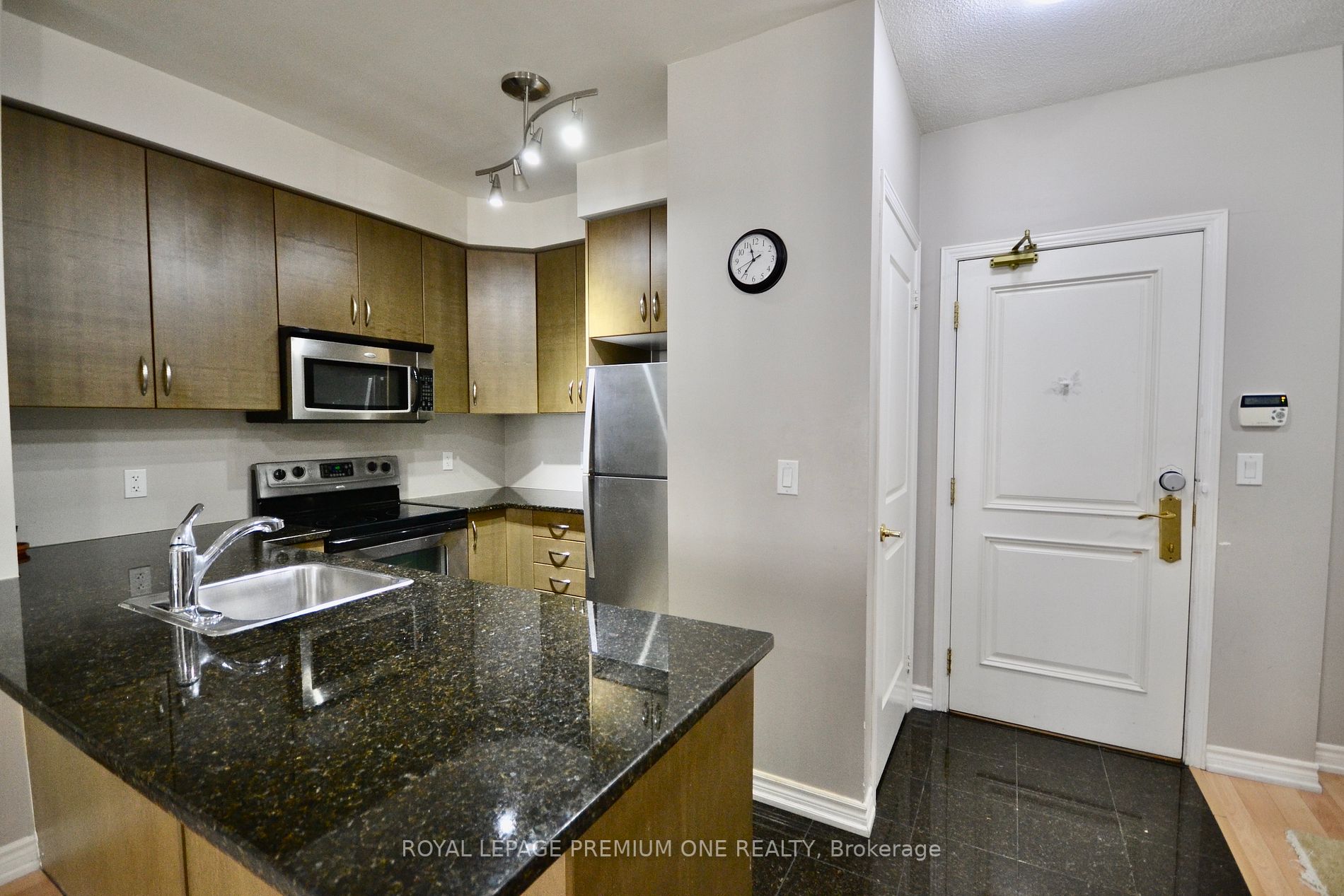 9225 jane Street, #806