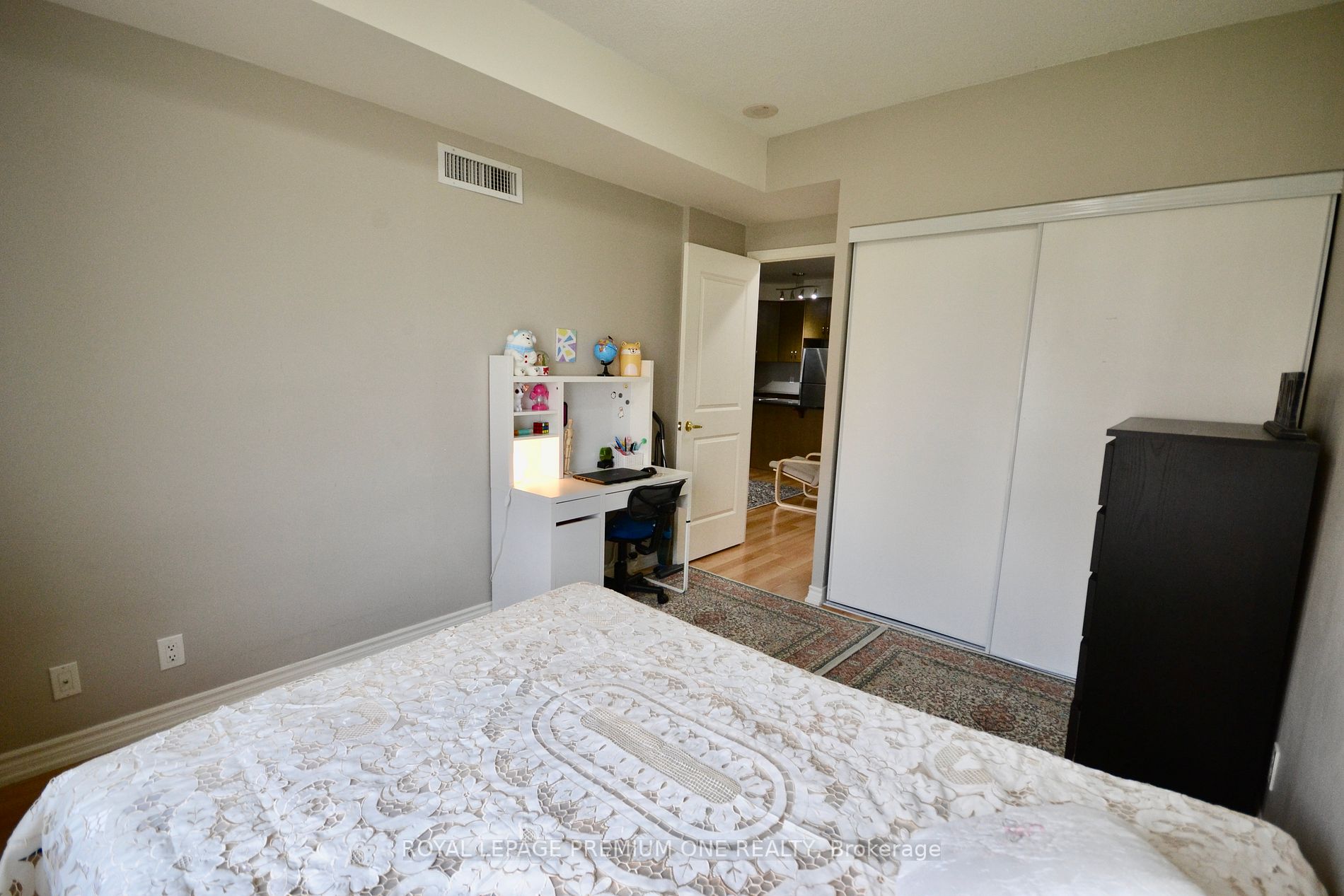 9225 jane Street, #806