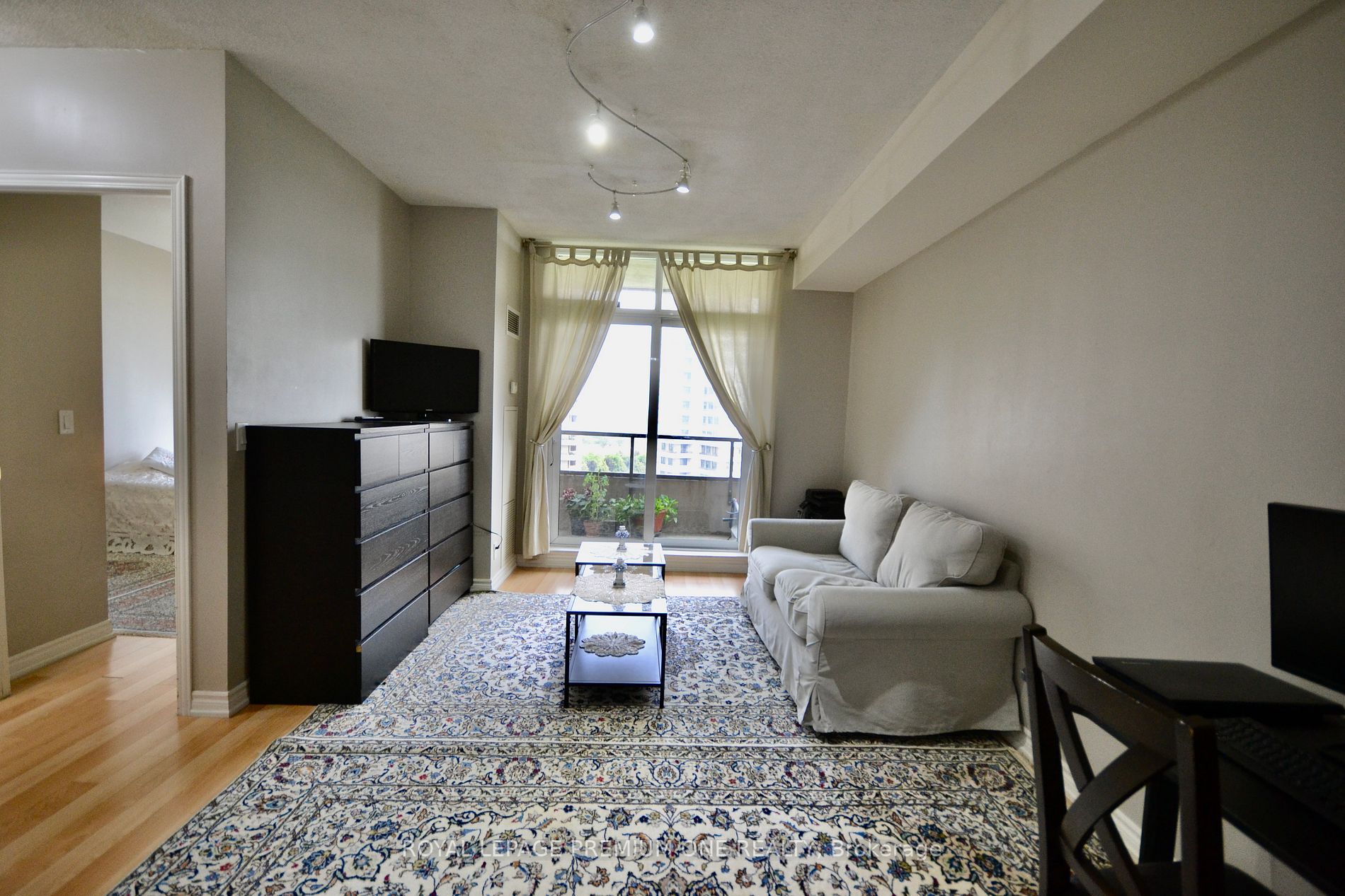 9225 jane Street, #806