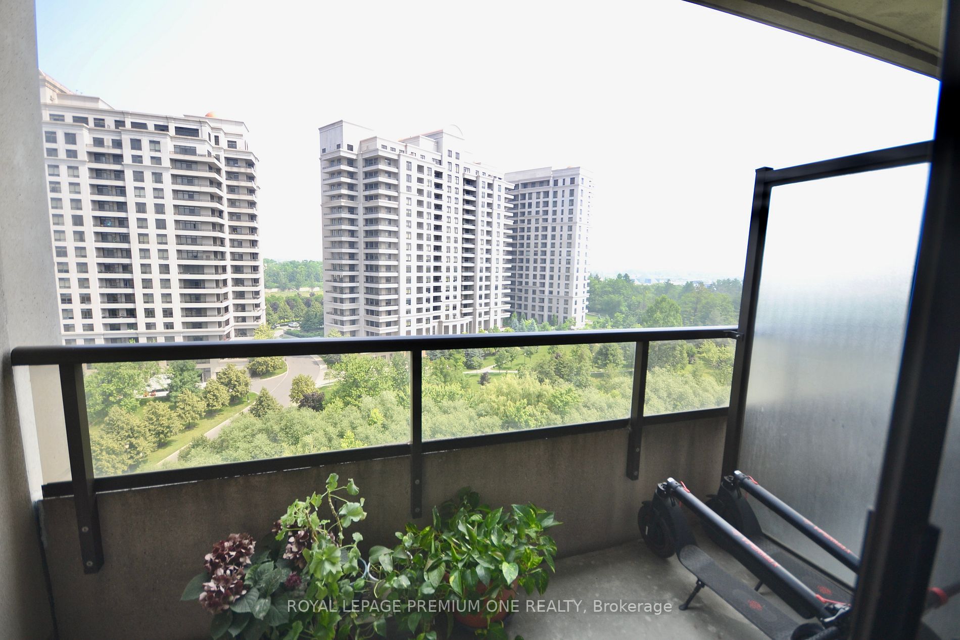 9225 jane Street, #806