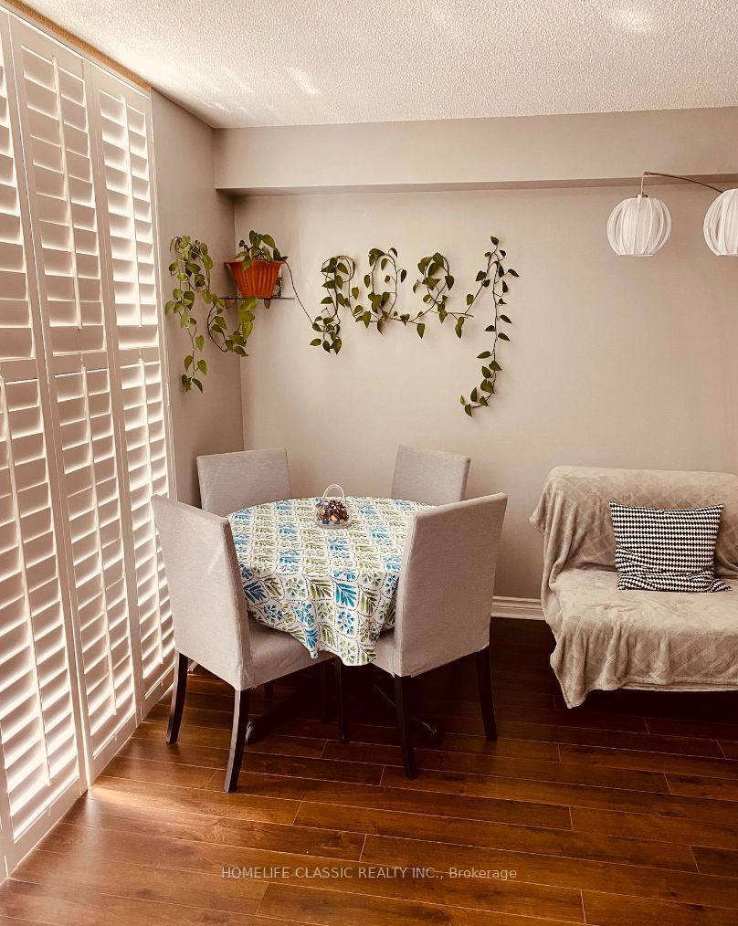 20 Harding Blvd W, #209