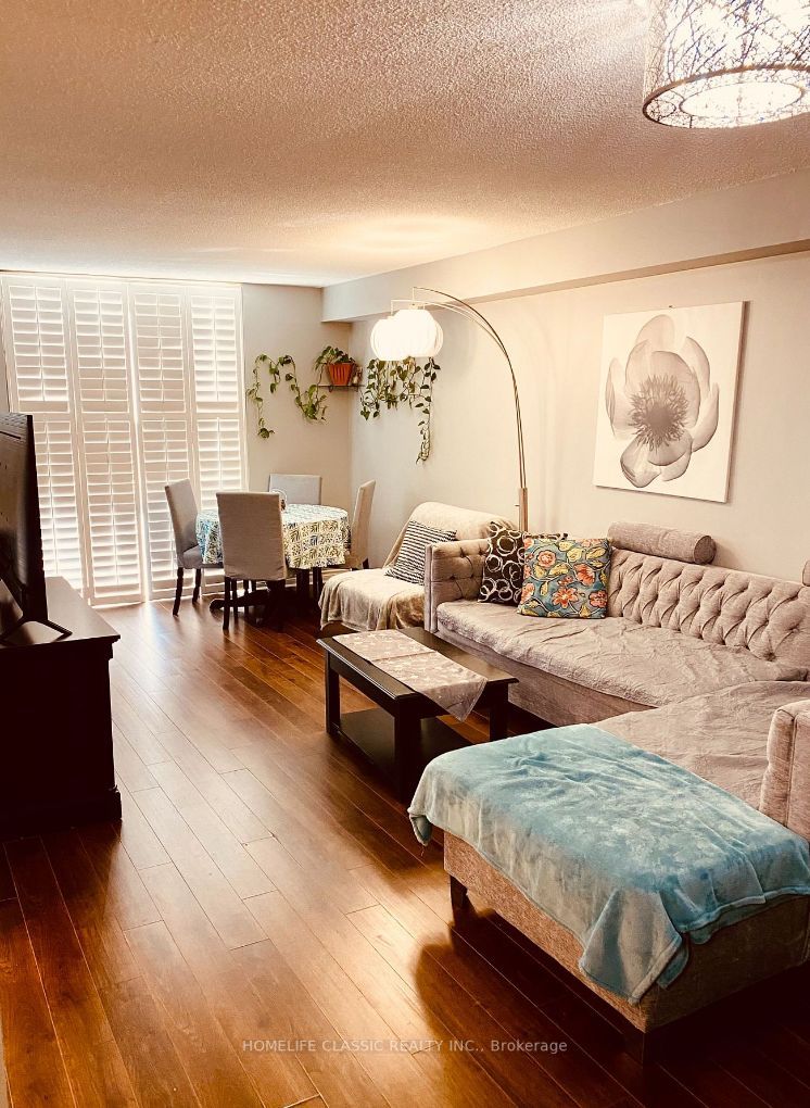 20 Harding Blvd W, #209