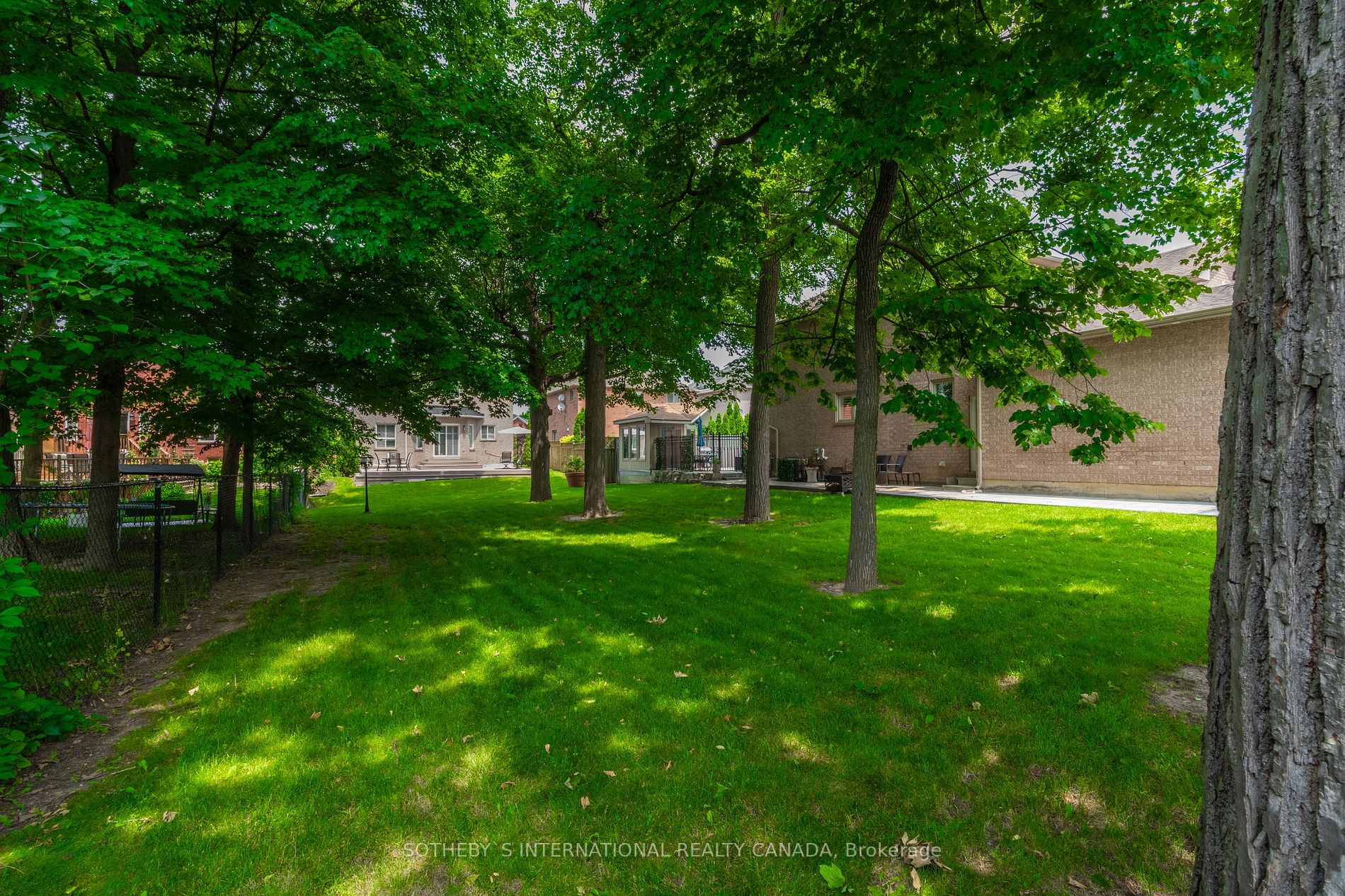 49 Pine Hollow Crescent