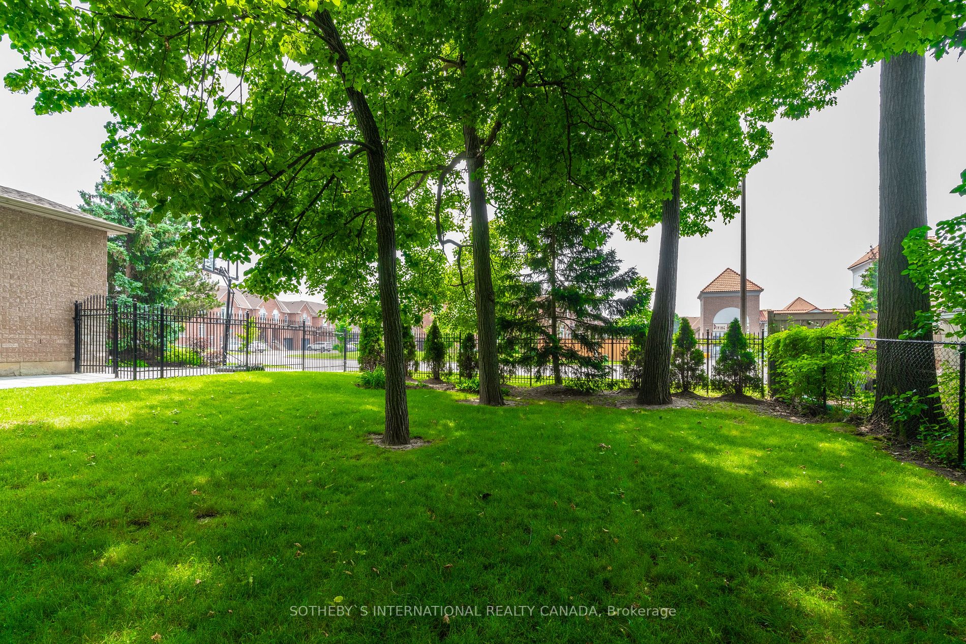 49 Pine Hollow Crescent