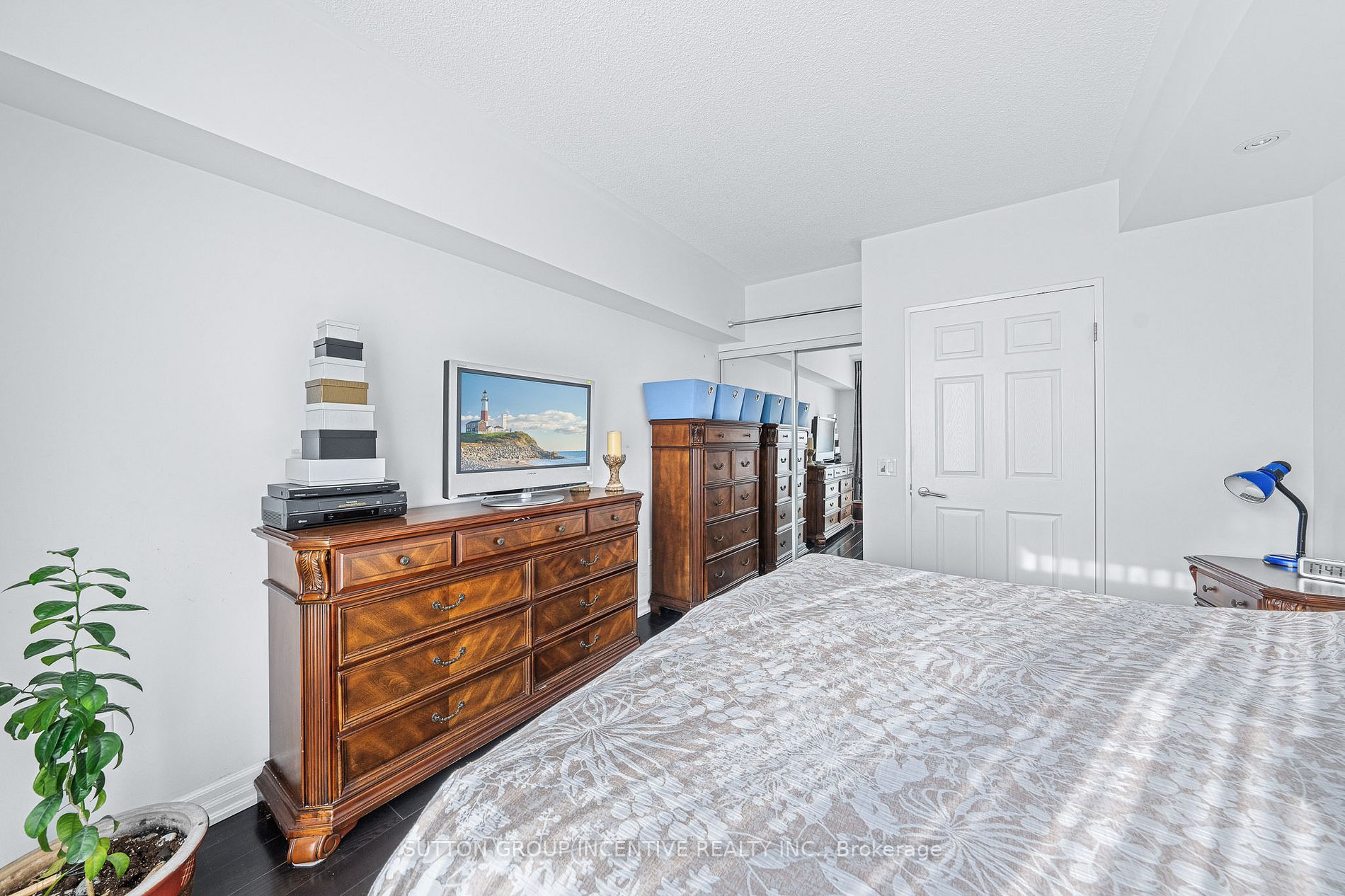 7378 Yonge Street, #210