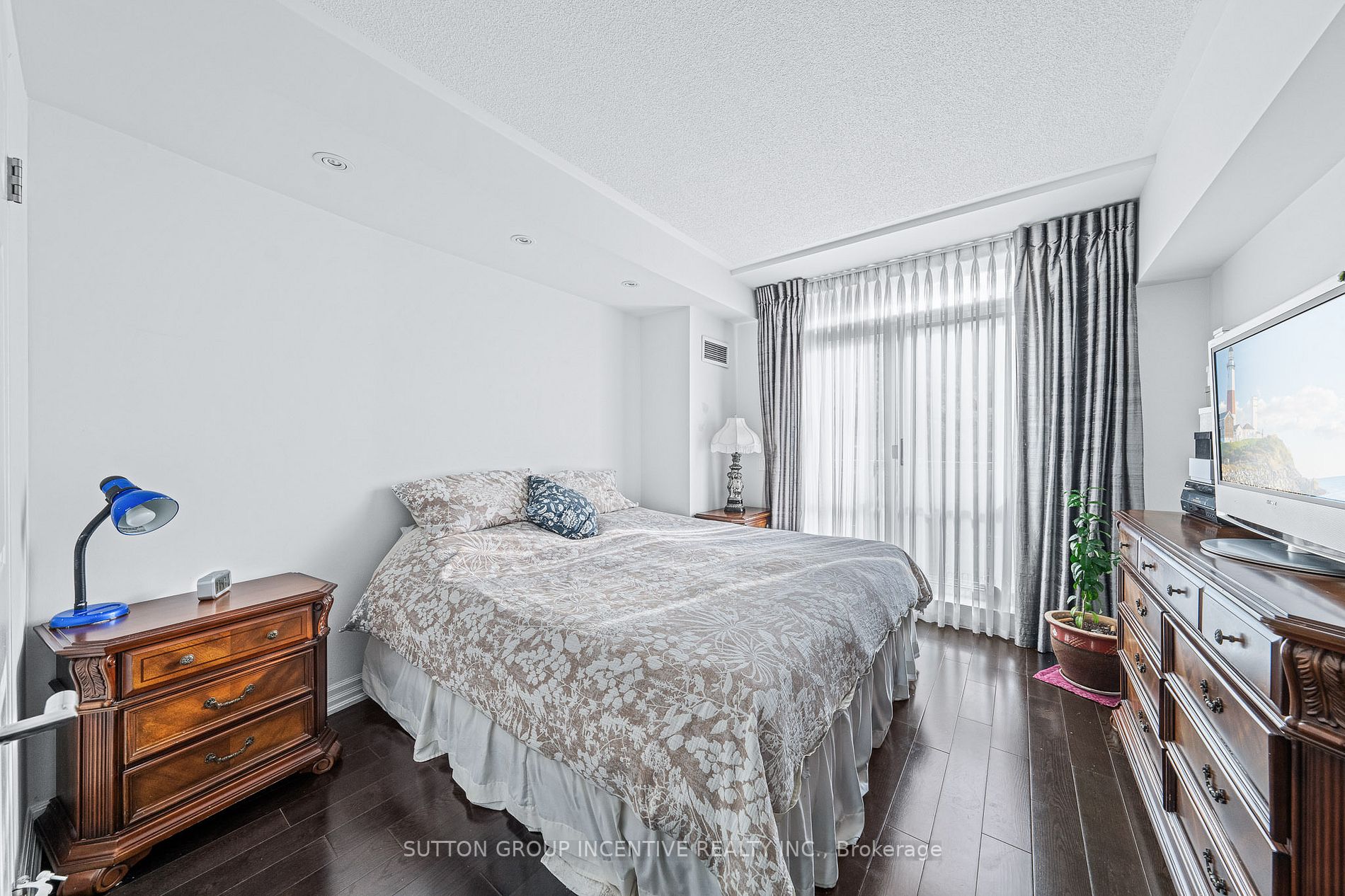 7378 Yonge Street, #210