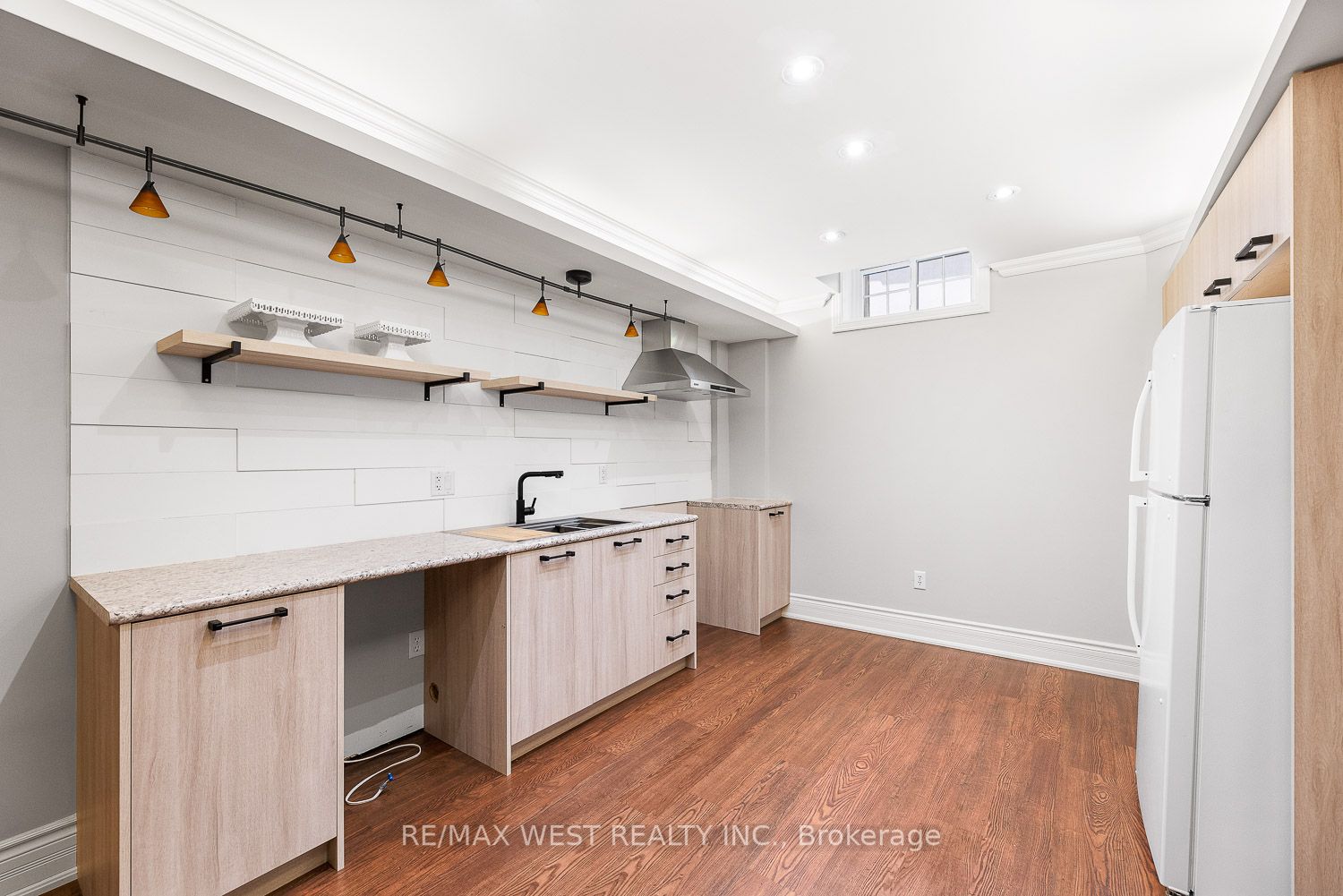 82 English Daisy Crt