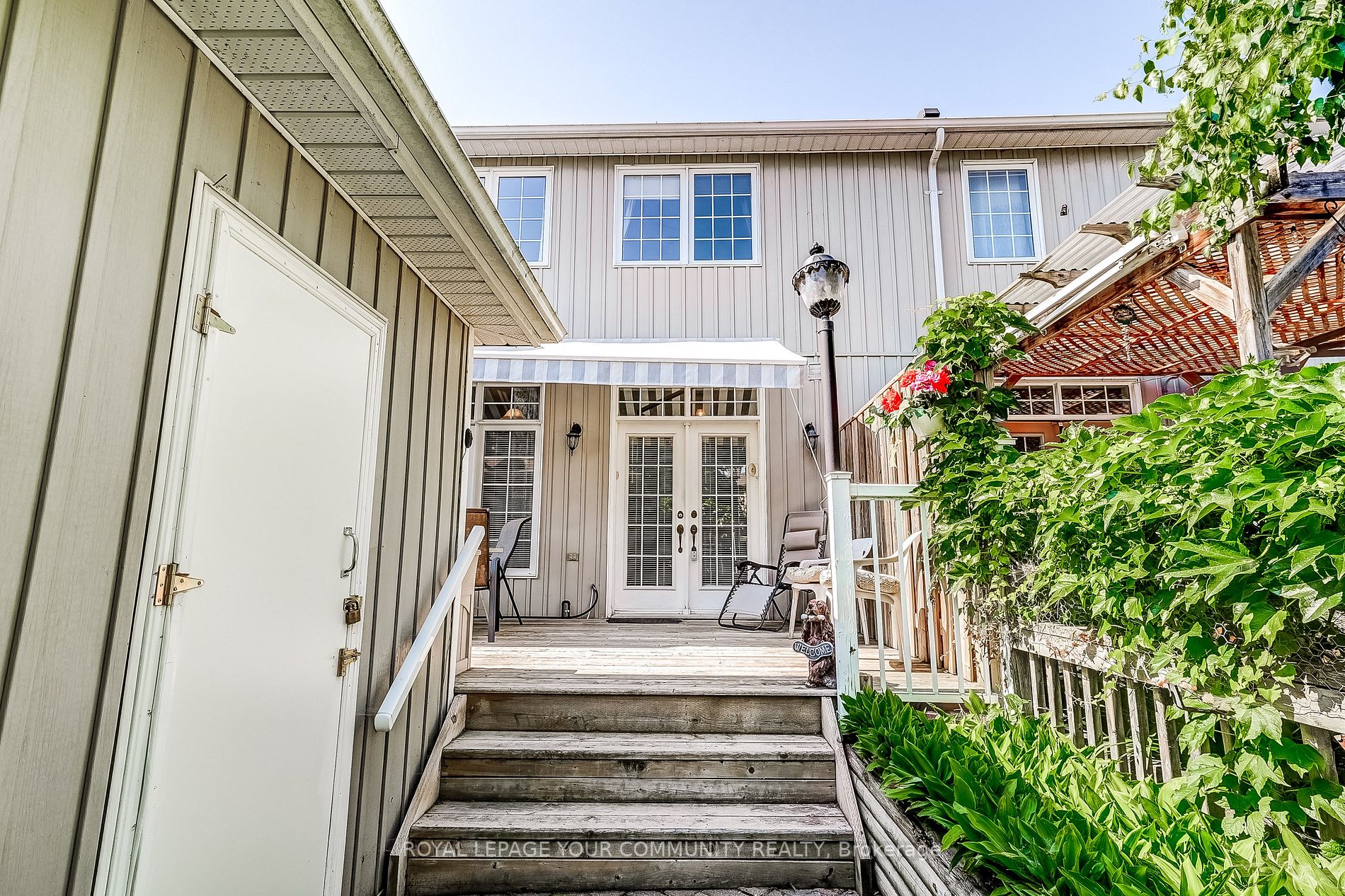 959 Lake Drive E