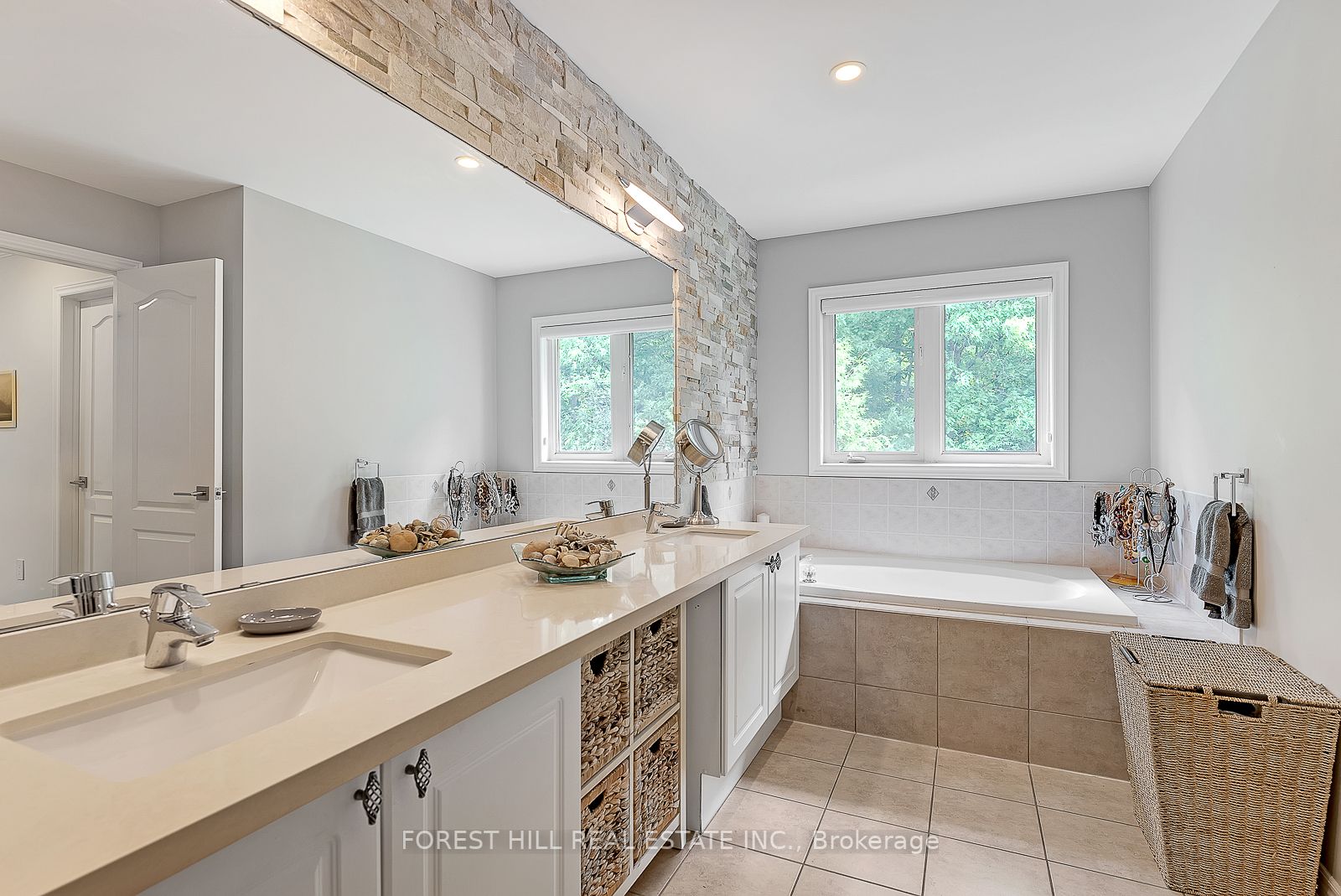 101 Thornhill Woods Dr