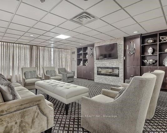 7300 Yonge St, #302